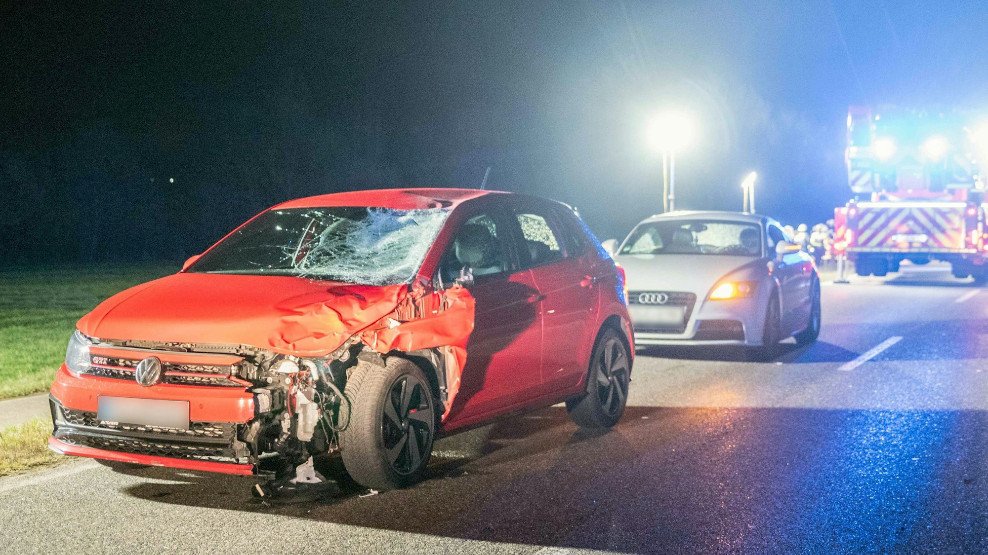 Ein stark beschädigtes Auto steht auf der Fahrbahn.