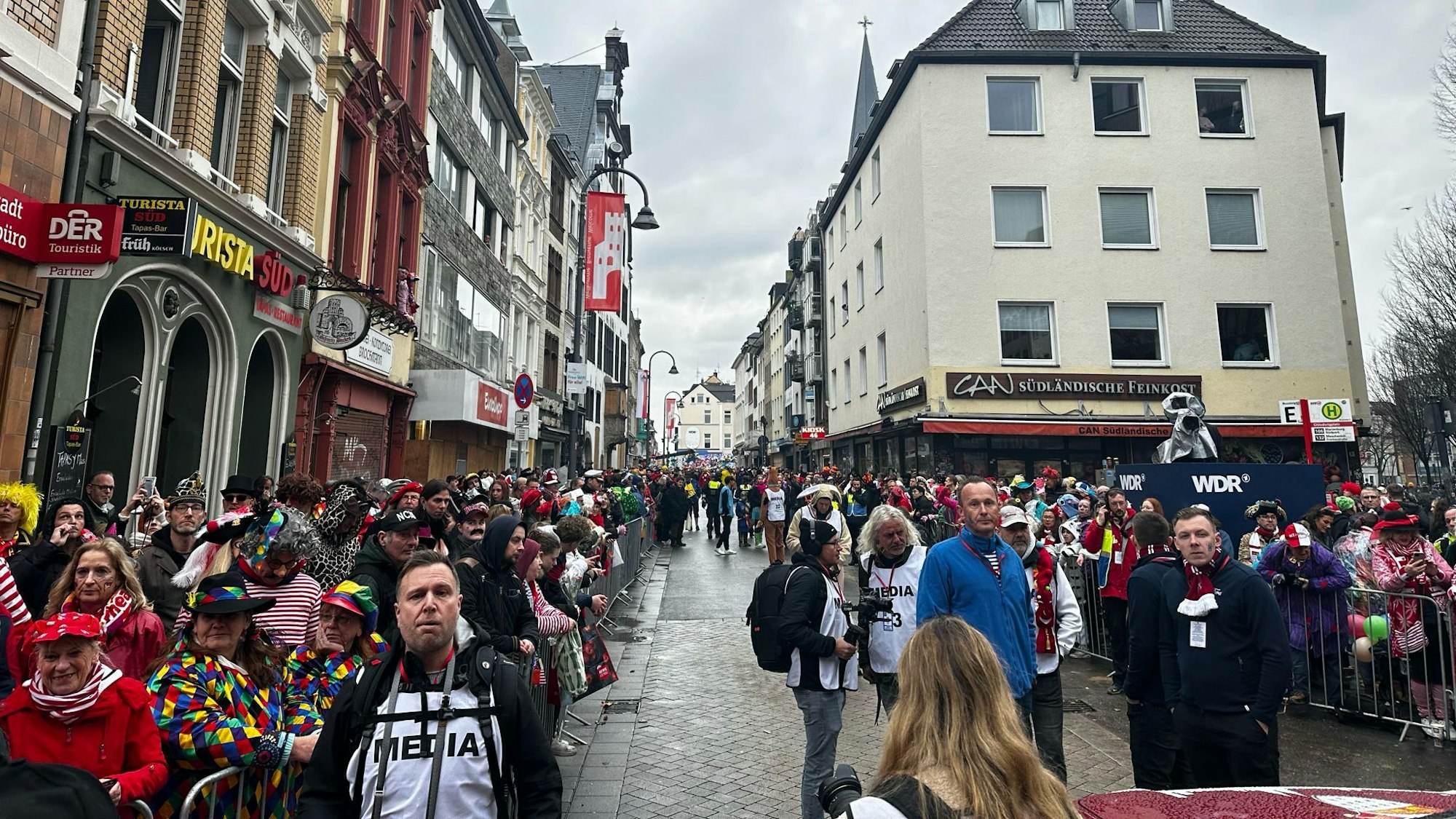 Volle Severinstraße in Köln vor dem Rosenmontagszug.
