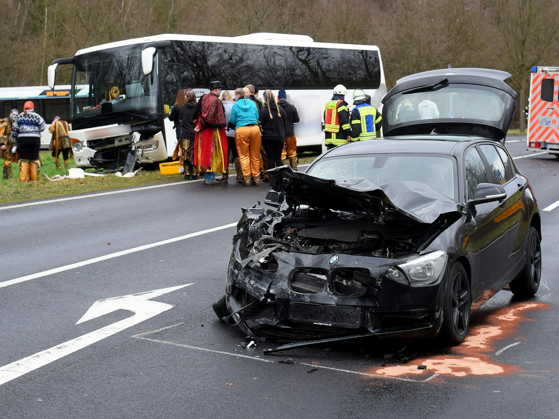 Ein Auto und ein Reisebus stoßen frontal zusammen. 14 Menschen werden verletzt - ein kleiner Junge kämpft um sein Leben.
