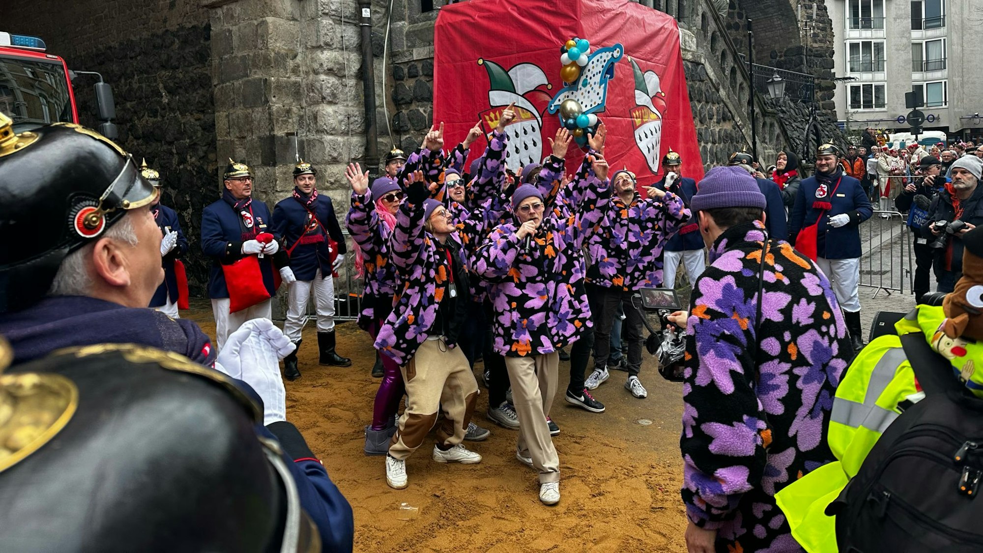 Cat Ballou in bunten Kostümen bei ihrem Auftritt in Köln.