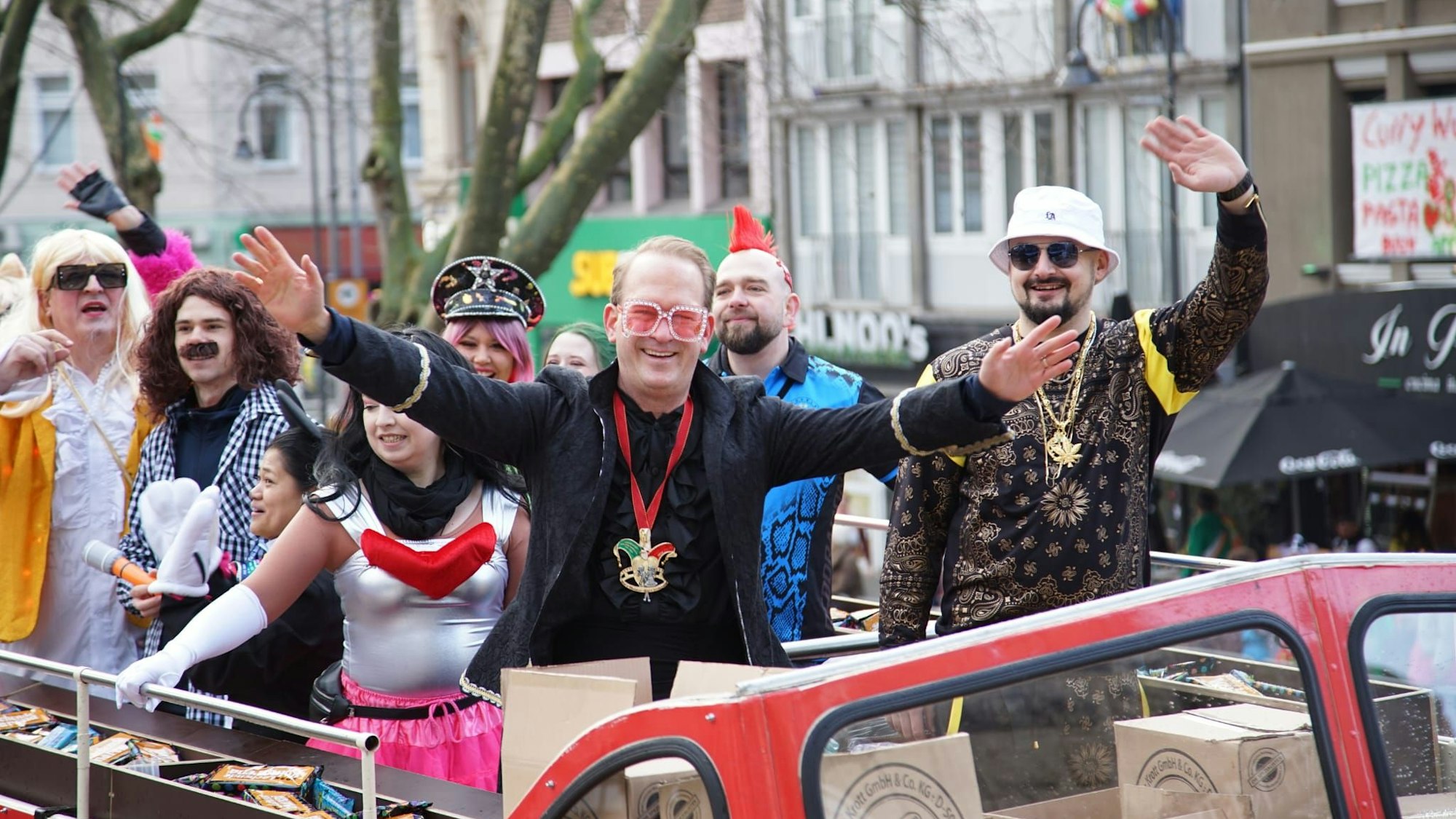 Stefan Löcher verkleidet auf einem Wagen im Rosenmontagszug.