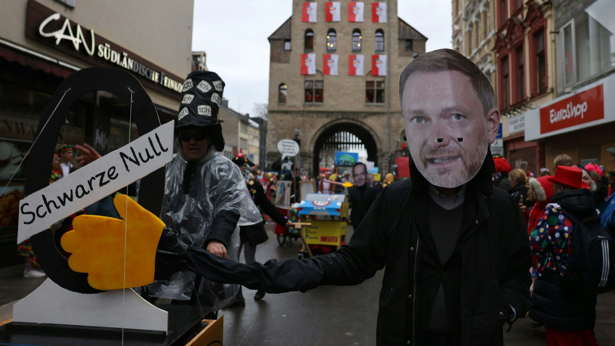Ein Wagen mit dem Konterfei von Finanzminister Christian Lindner beim Rosenmontagszug.