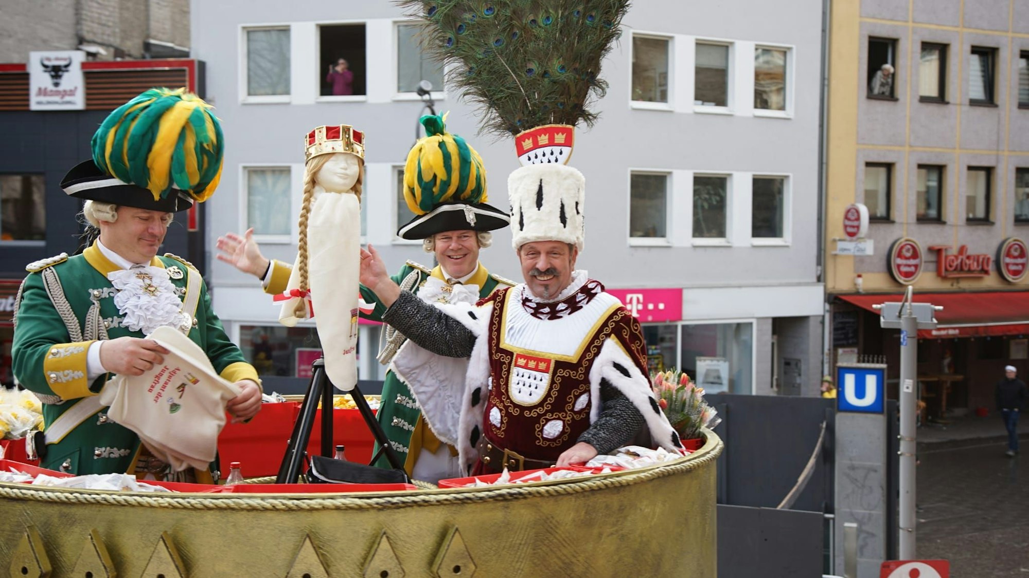 Perücke und Krone der Jungfrau doch im Zoch mit dabei.