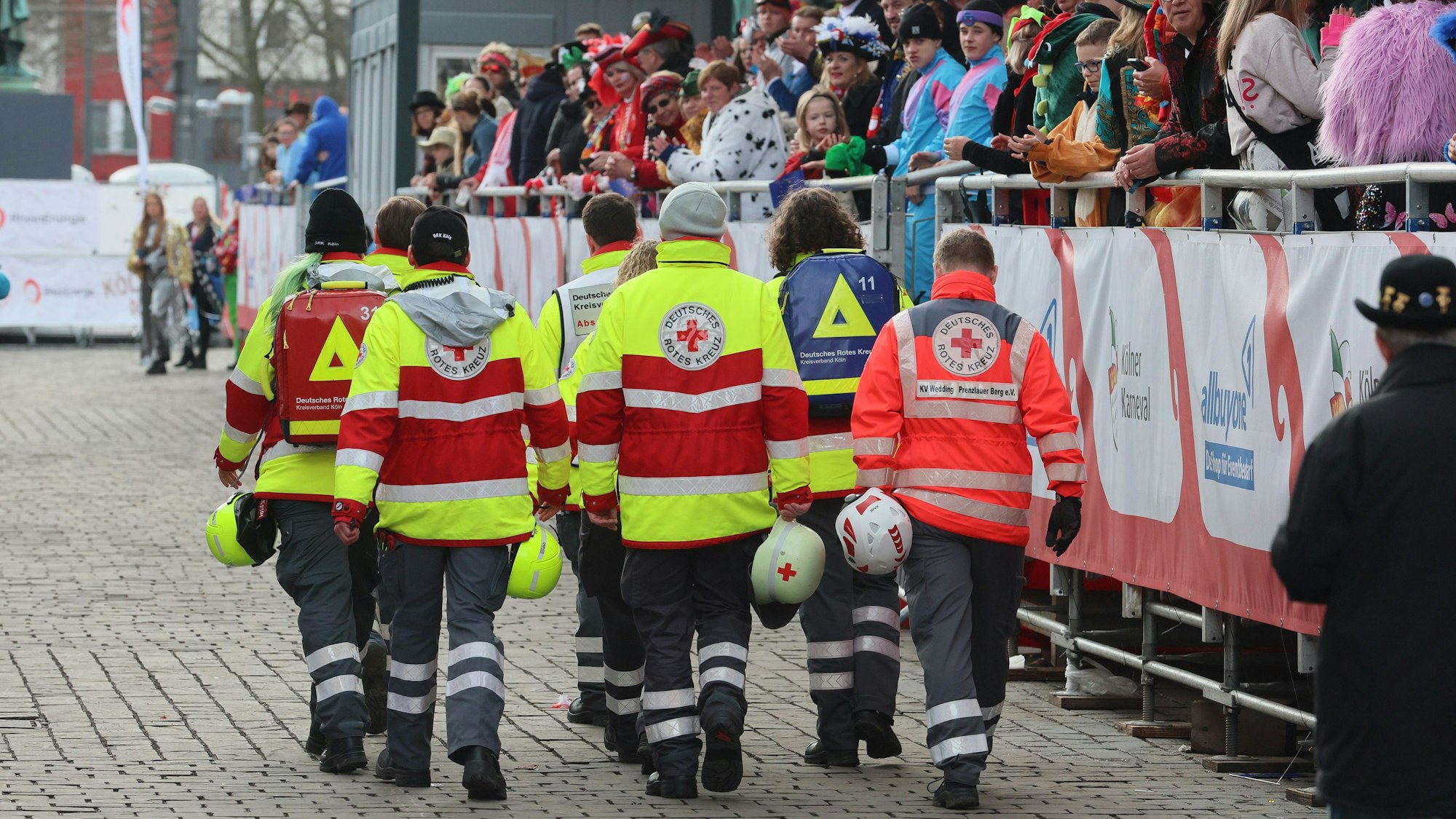 Rosenmontagszug, Mitarbeiter Rotes Kreuz.