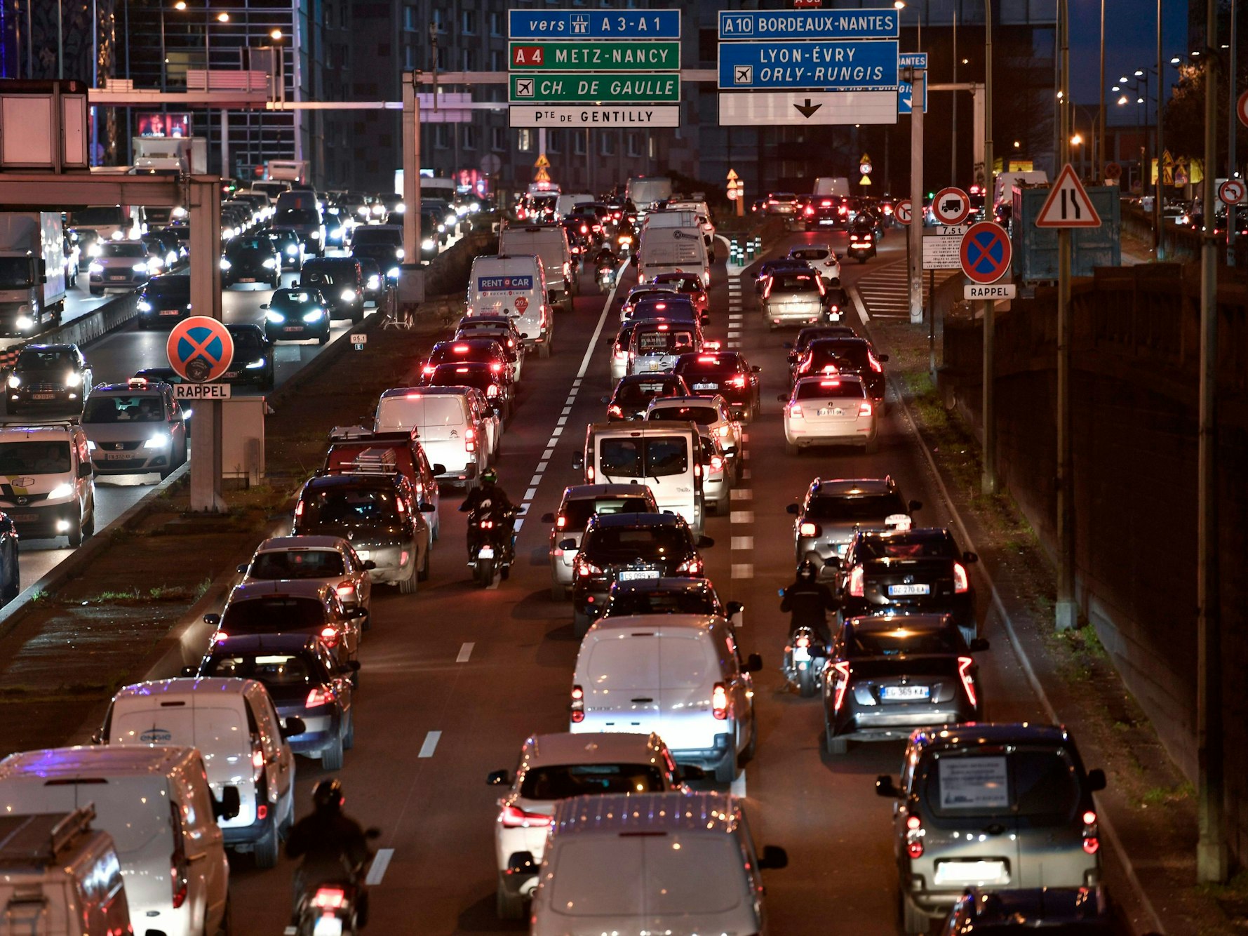 Die Stadtautobahn Boulevard Peripherique um Paris (Archivbild 2020): Das französische E-Auto-Programm wird zu einem echten Erfolgsmodell.