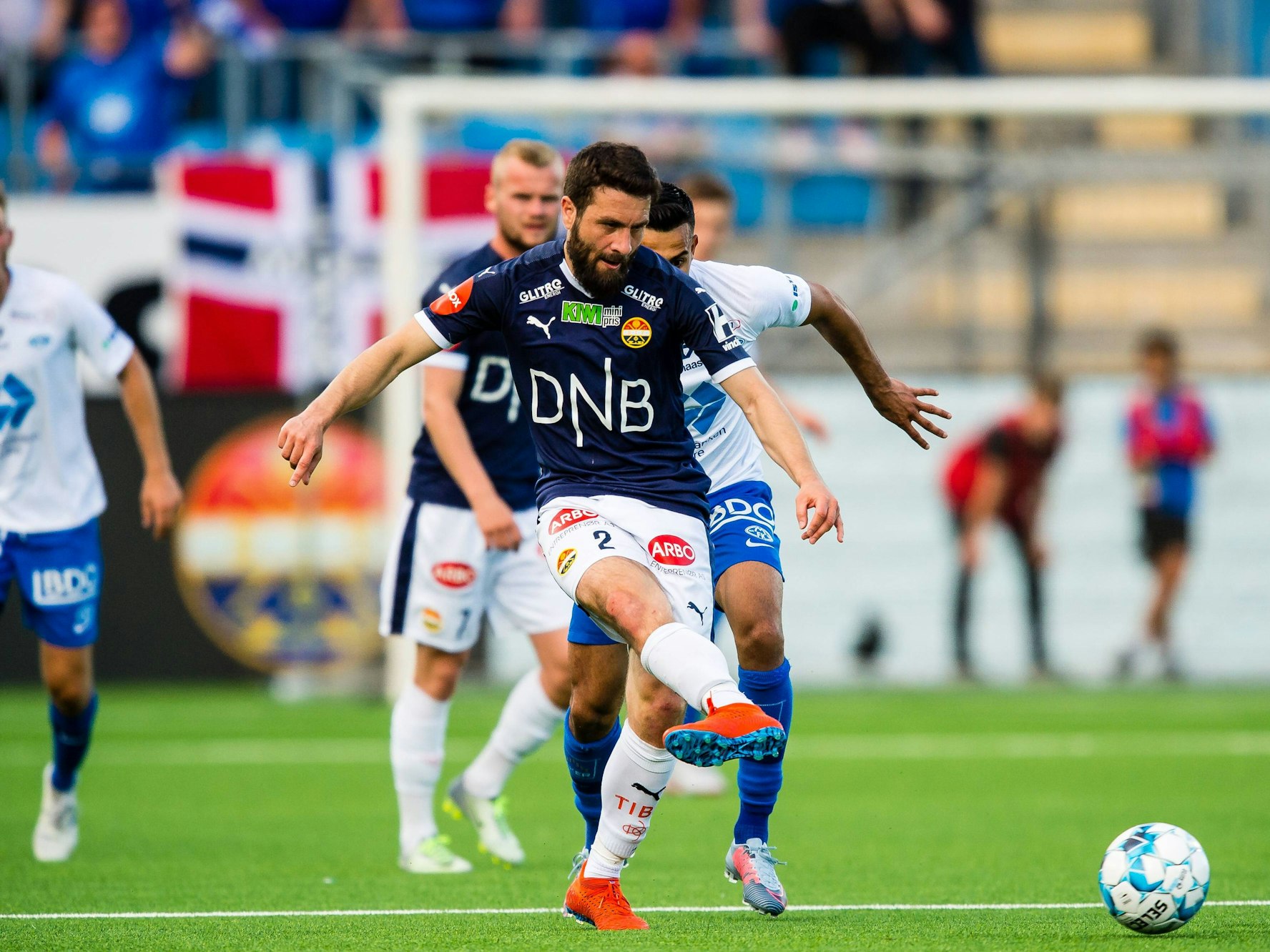 Mounir Hamoud dribbelt mit dem Ball.
