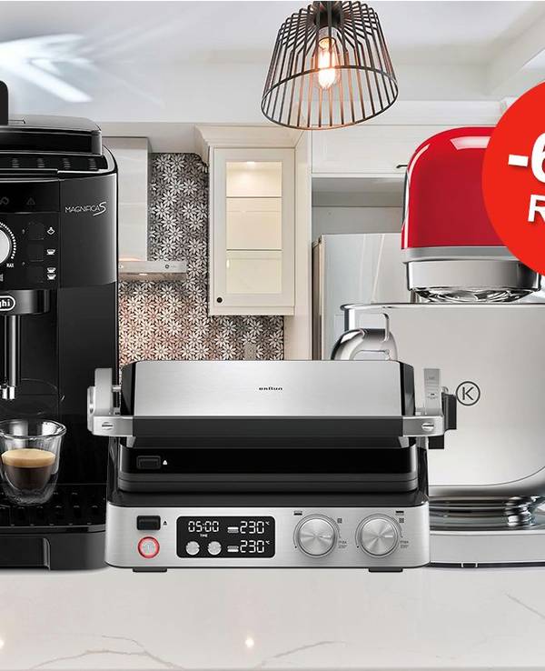 Kaffeemaschine, Kenwood Küchenmaschine und Braun Multigrill sind vor einem Küchenhintergrund angeordnet