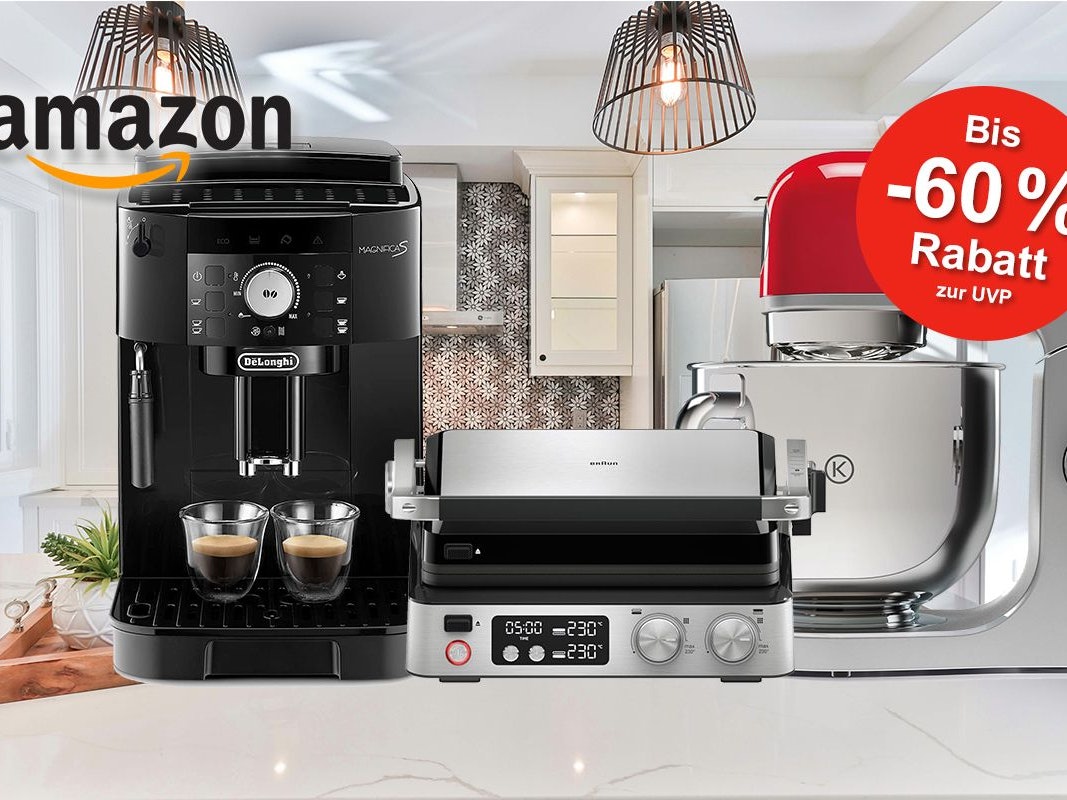 Kaffeemaschine, Kenwood Küchenmaschine und Braun Multigrill sind vor einem Küchenhintergrund angeordnet