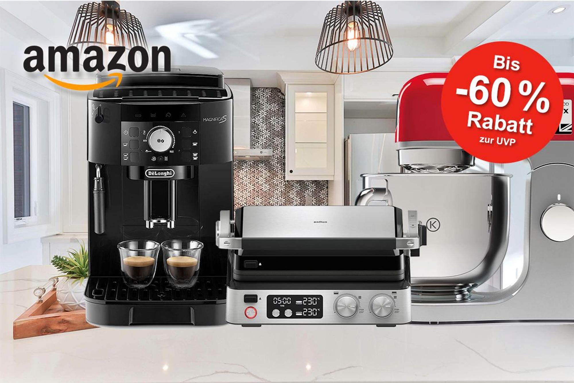 Kaffeemaschine, Kenwood Küchenmaschine und Braun Multigrill sind vor einem Küchenhintergrund angeordnet