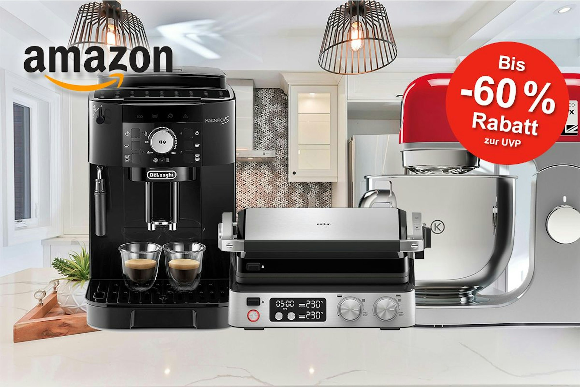 Kaffeemaschine, Kenwood Küchenmaschine und Braun Multigrill sind vor einem Küchenhintergrund angeordnet