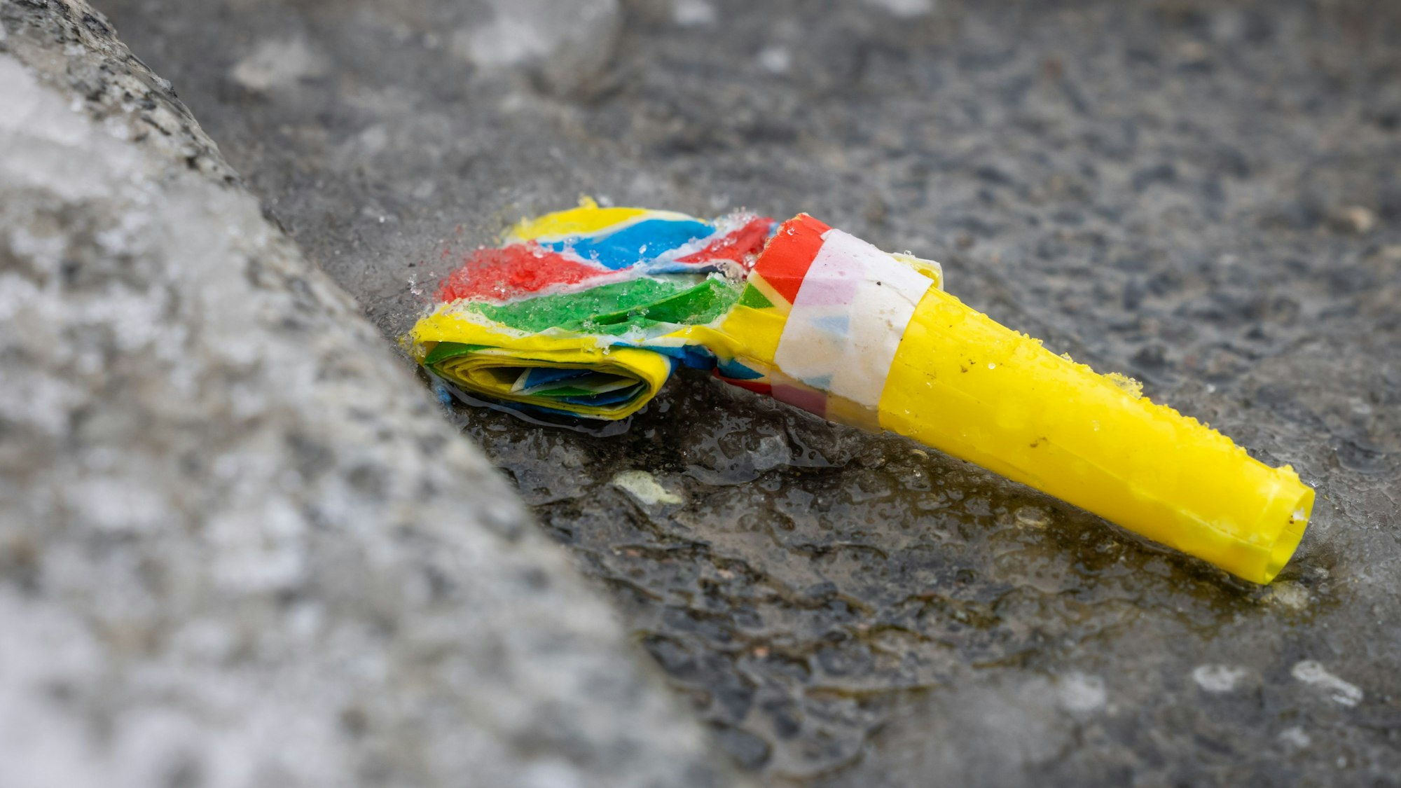 Foto einer Tröte am Straßenrand bei einer Karnevalsparty.