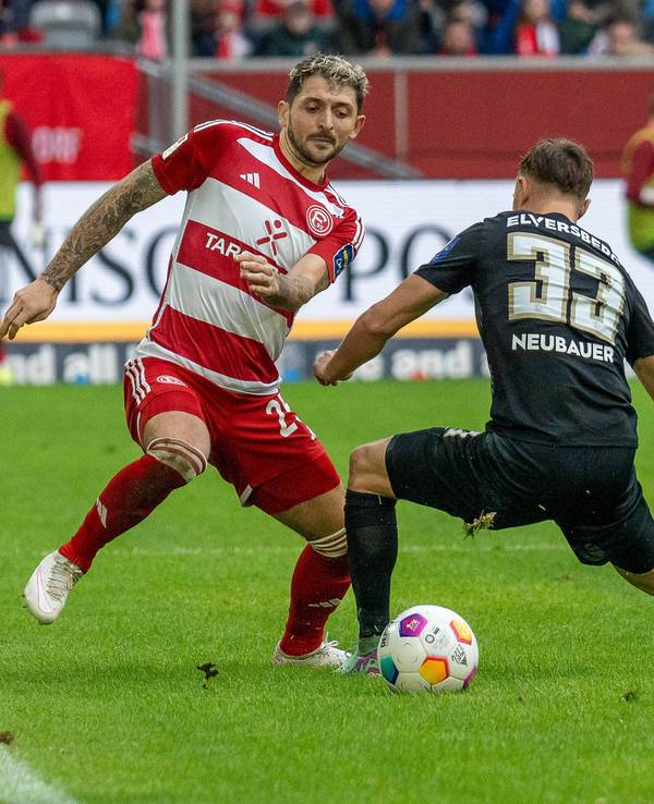 Fortuna Düsseldorfs Matthias Zimmermann und Elversbergs Maurice Neubauer kämpfen um den Ball.