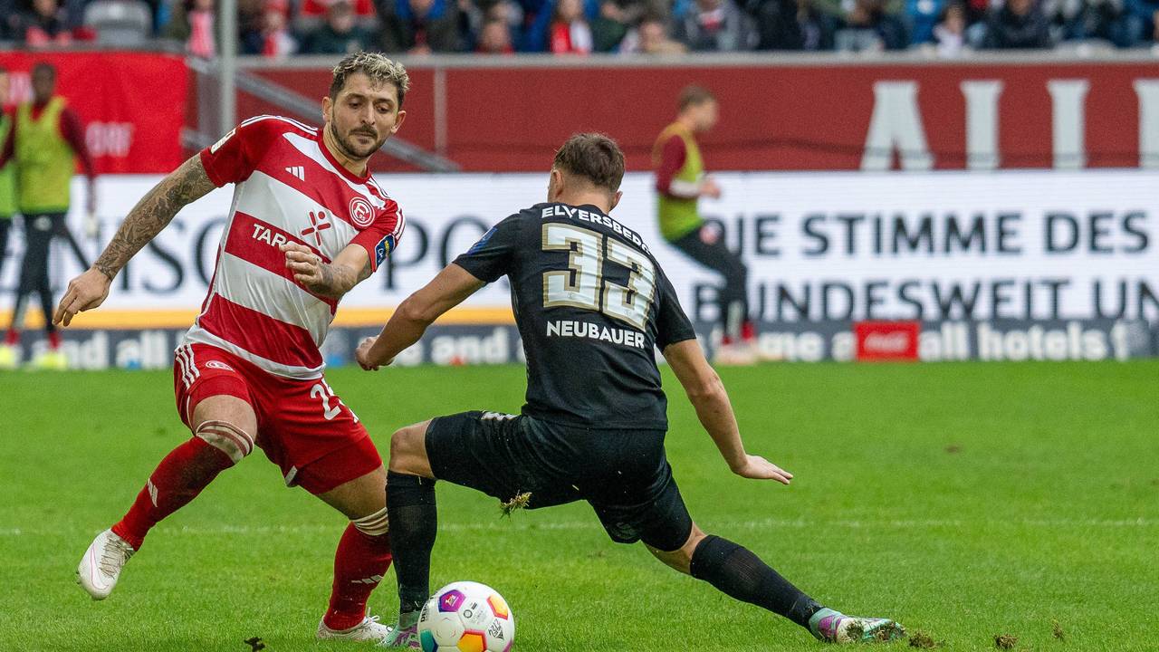 Fortuna Düsseldorfs Matthias Zimmermann und Elversbergs Maurice Neubauer kämpfen um den Ball.