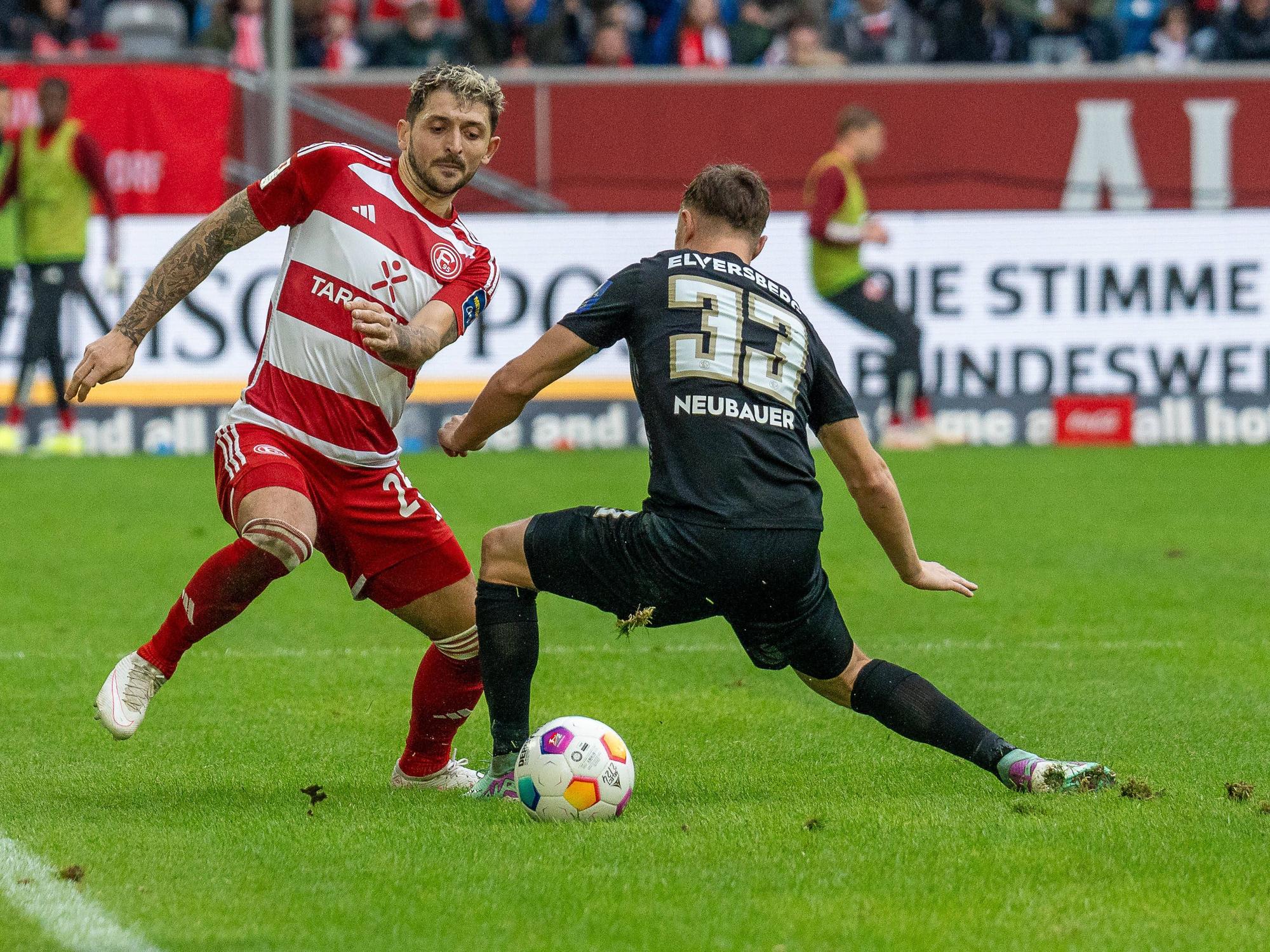 Fortuna Düsseldorfs Matthias Zimmermann und Elversbergs Maurice Neubauer kämpfen um den Ball.