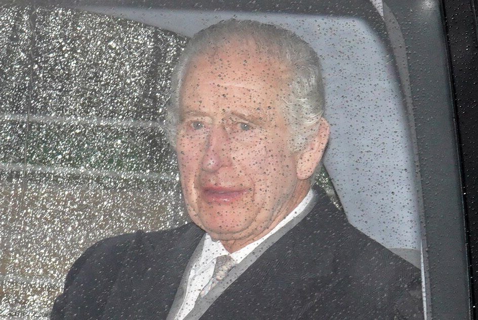 König Charles III. von Großbritannien kehrt nach Bekanntgabe seiner Krebsdiagnose ins Clarence House zurück, nachdem er eine Woche in Sandringham in Norfolk verbracht hat.