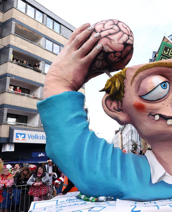 Ein Motivwagen fährt im Rosenmontagsumzug mit.