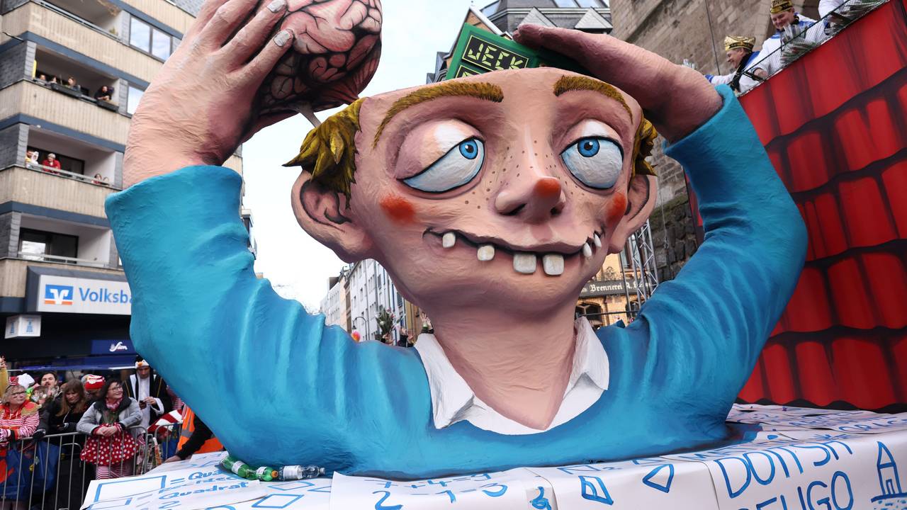 Ein Motivwagen fährt im Rosenmontagsumzug mit.