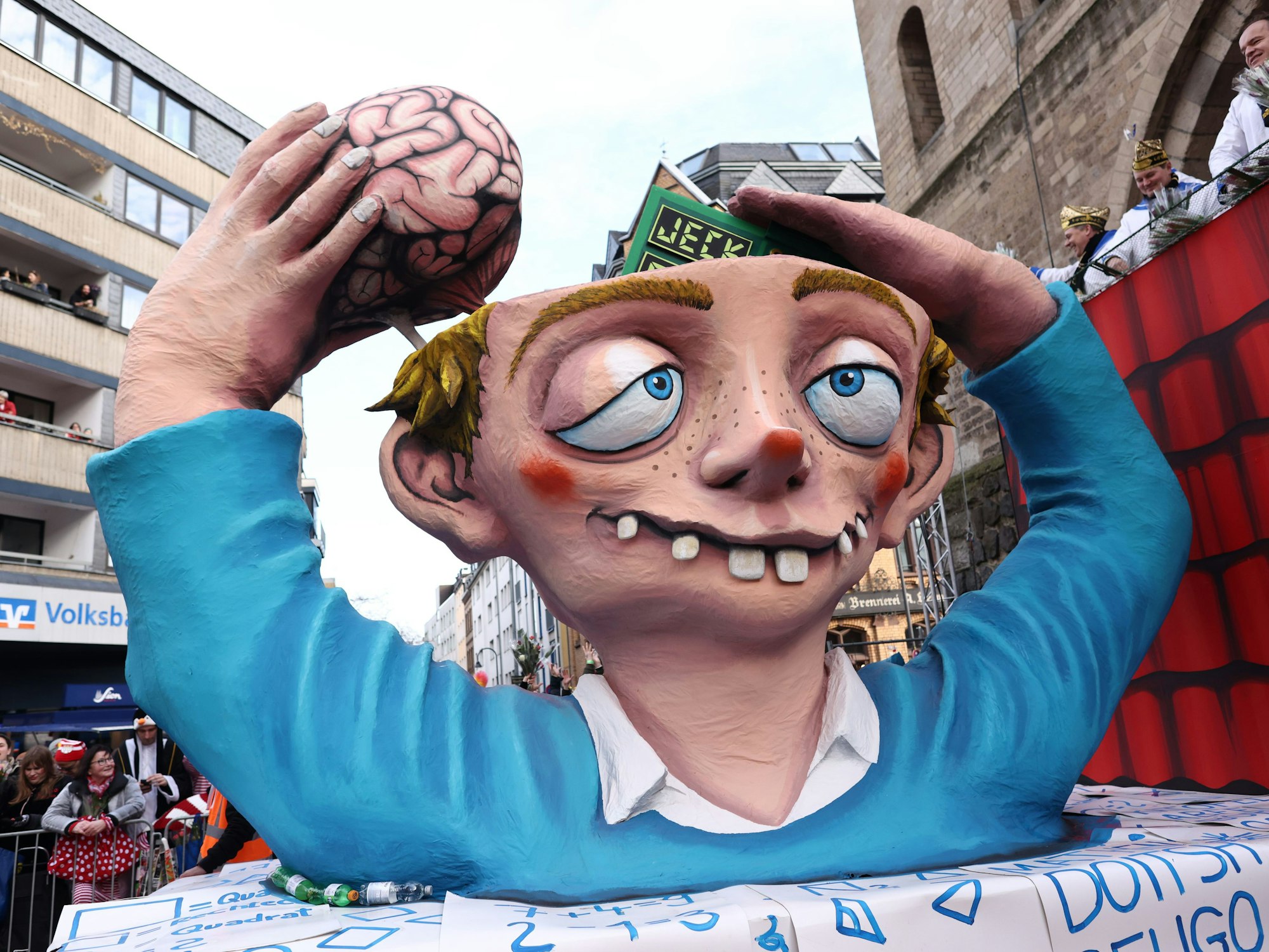 Ein Motivwagen fährt im Rosenmontagsumzug mit.