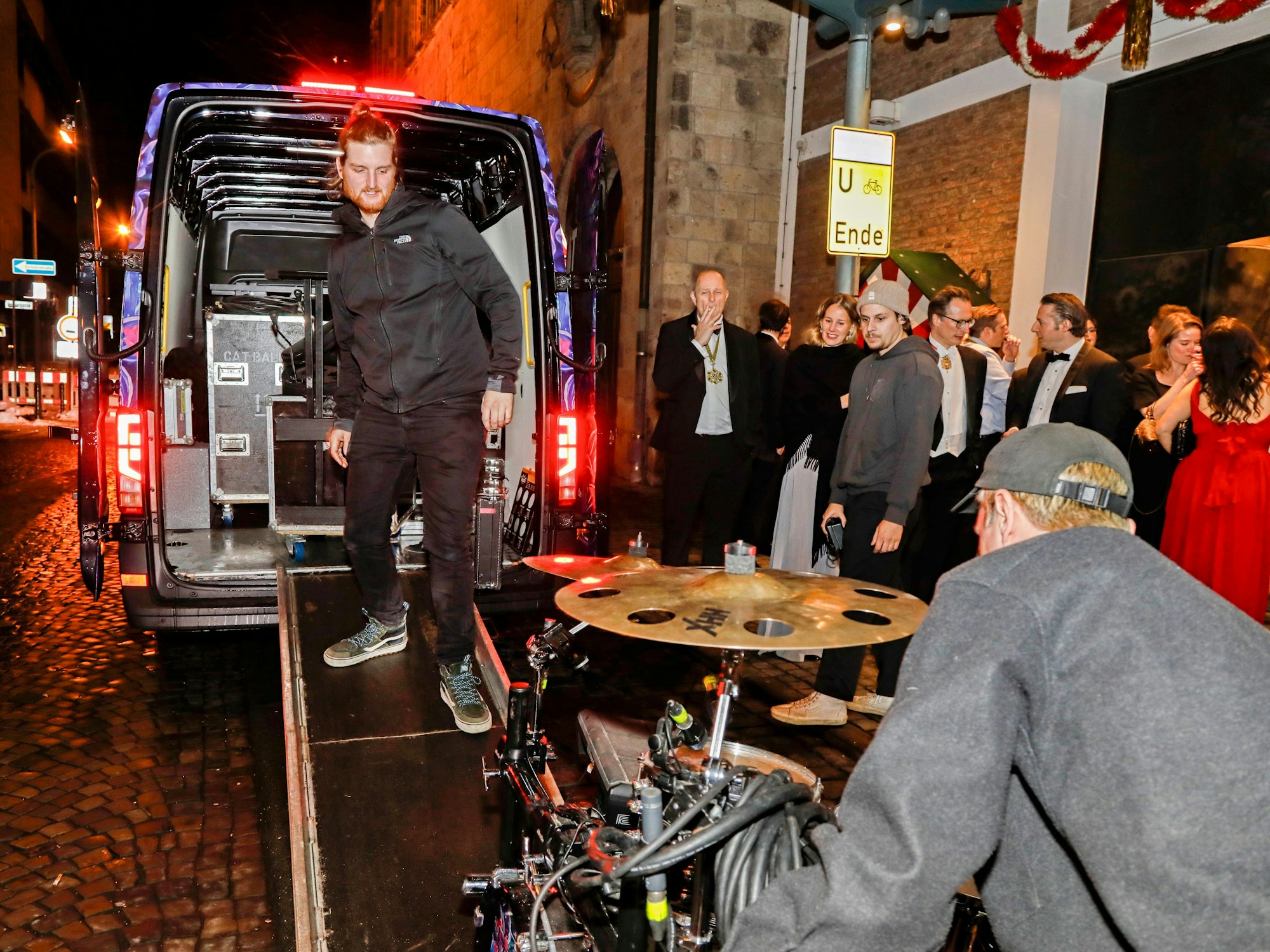 Crew von Cat Ballou räumt ein.