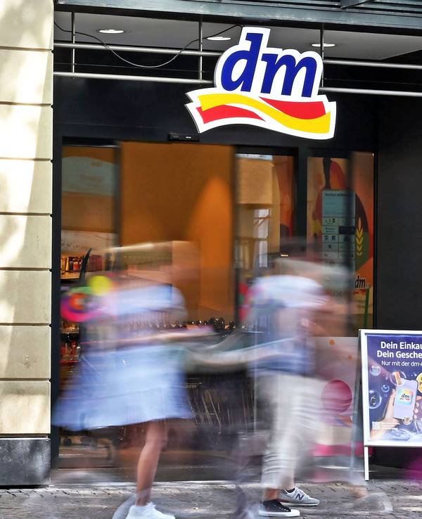 Auf dem Foto sieht man eine Außenaufnahme einer Filiale der Drogeriemarktkette dm in der Karlsruher Innenstadt.