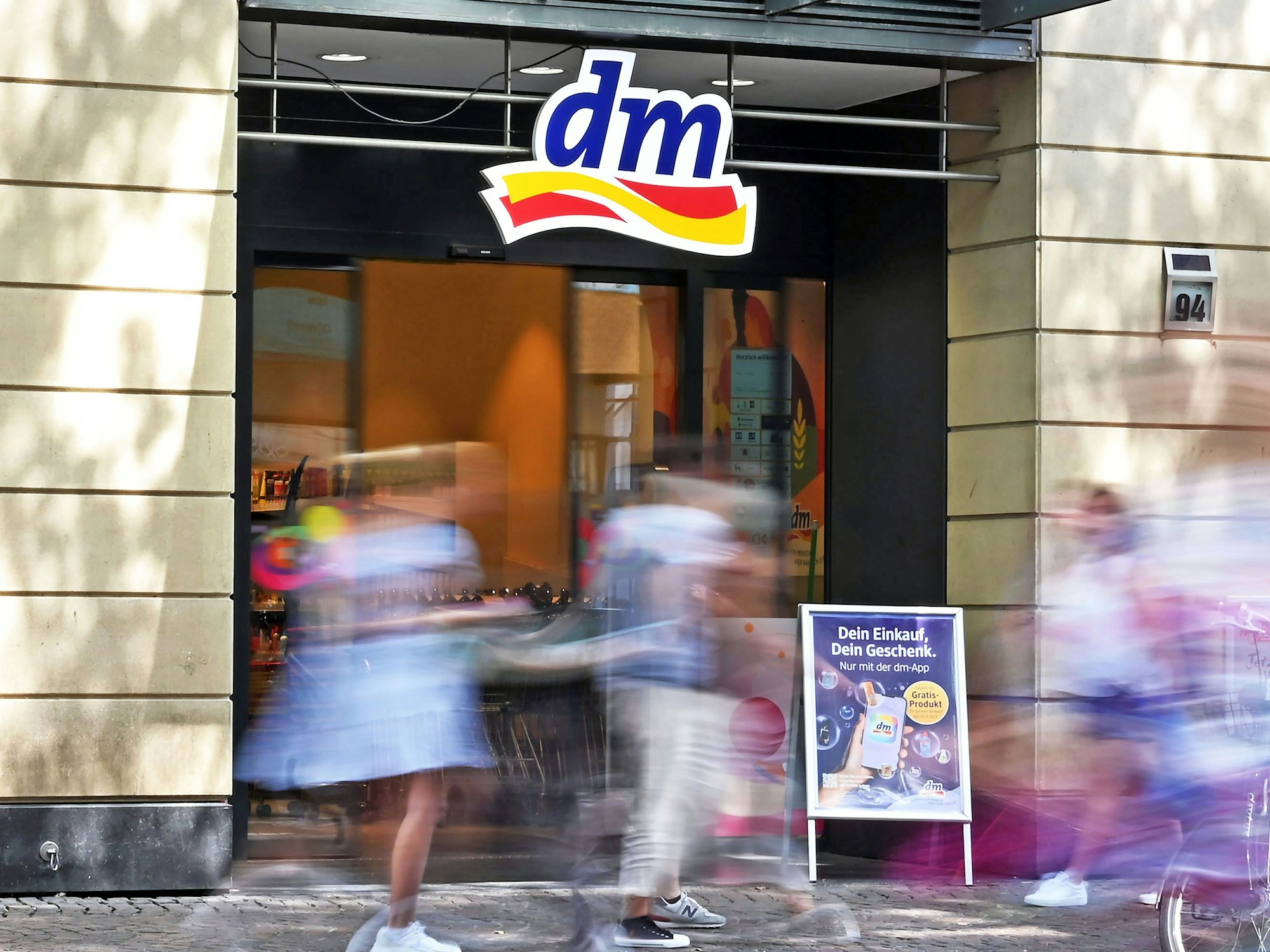 Auf dem Foto sieht man eine Außenaufnahme einer Filiale der Drogeriemarktkette dm in der Karlsruher Innenstadt.