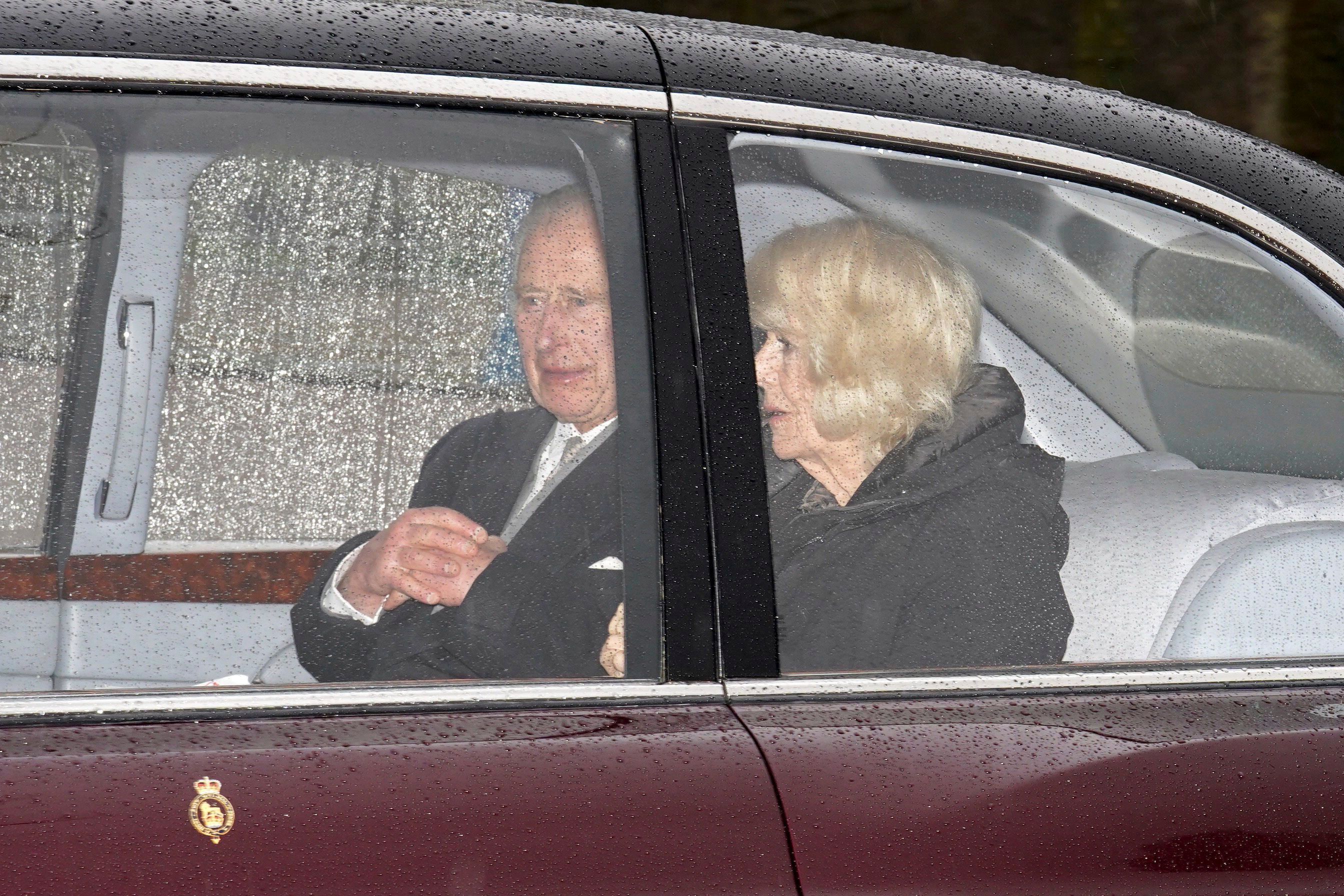 König Charles III. und Königin Camilla von Großbritannien kommen nach der Bekanntgabe der Krebsdiagnose von König Charles III. im Clarence House an.