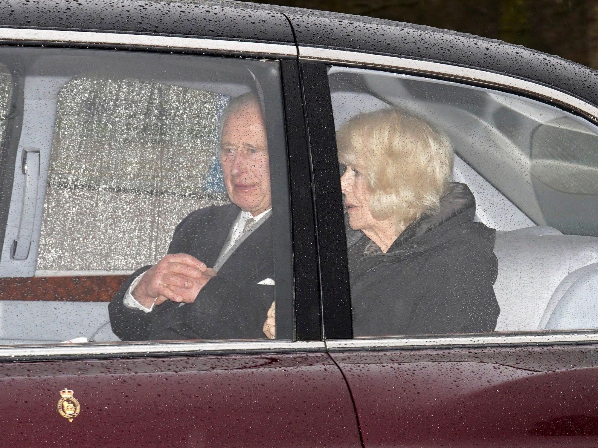König Charles III. und Königin Camilla von Großbritannien kommen nach der Bekanntgabe der Krebsdiagnose von König Charles III. im Clarence House an.
