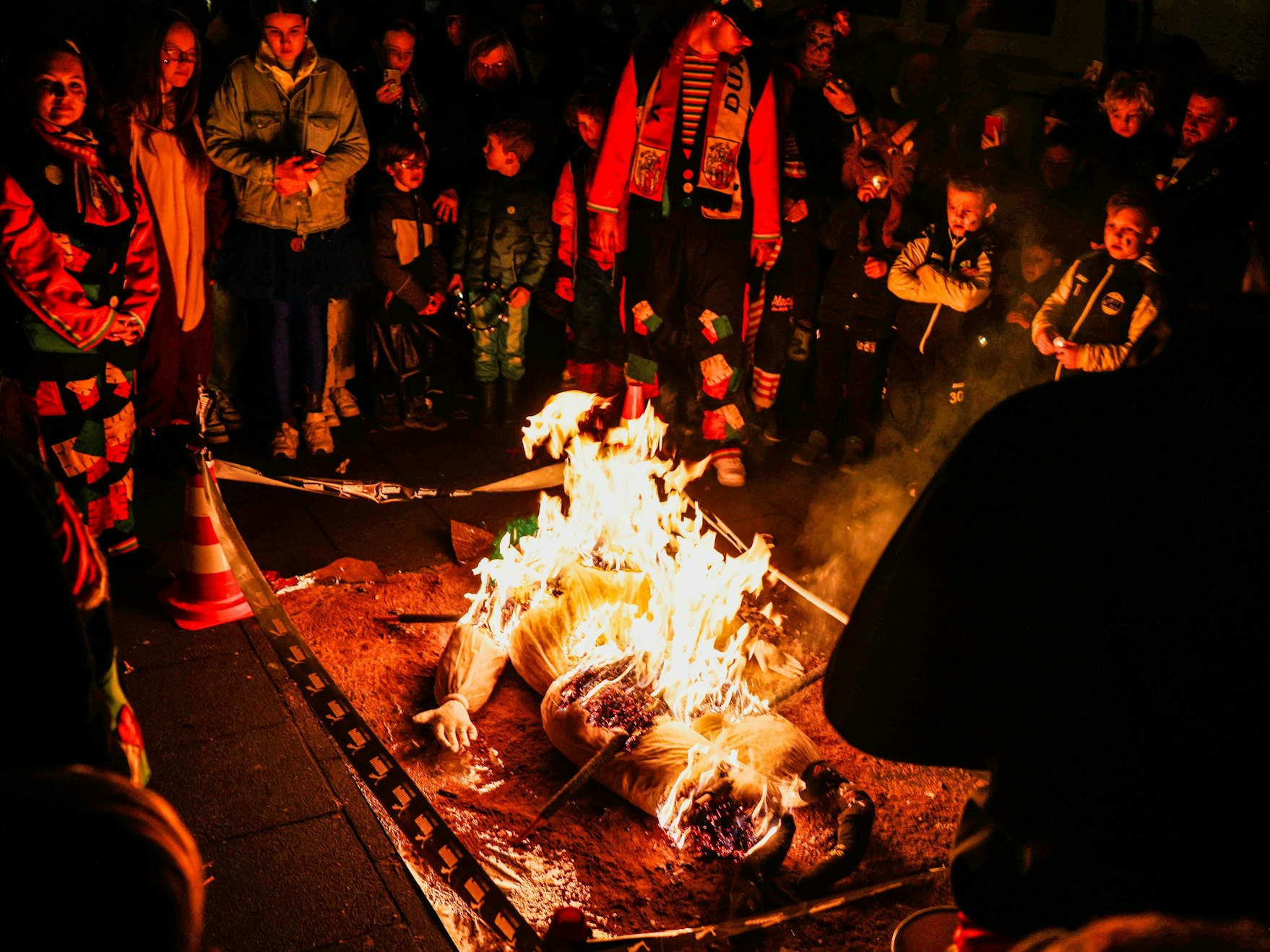 Der Nubbel brennt: Mit der Nubbel-Verbrennung endet in Köln in der Nacht zum Aschermittwoch offiziell der Karneval.