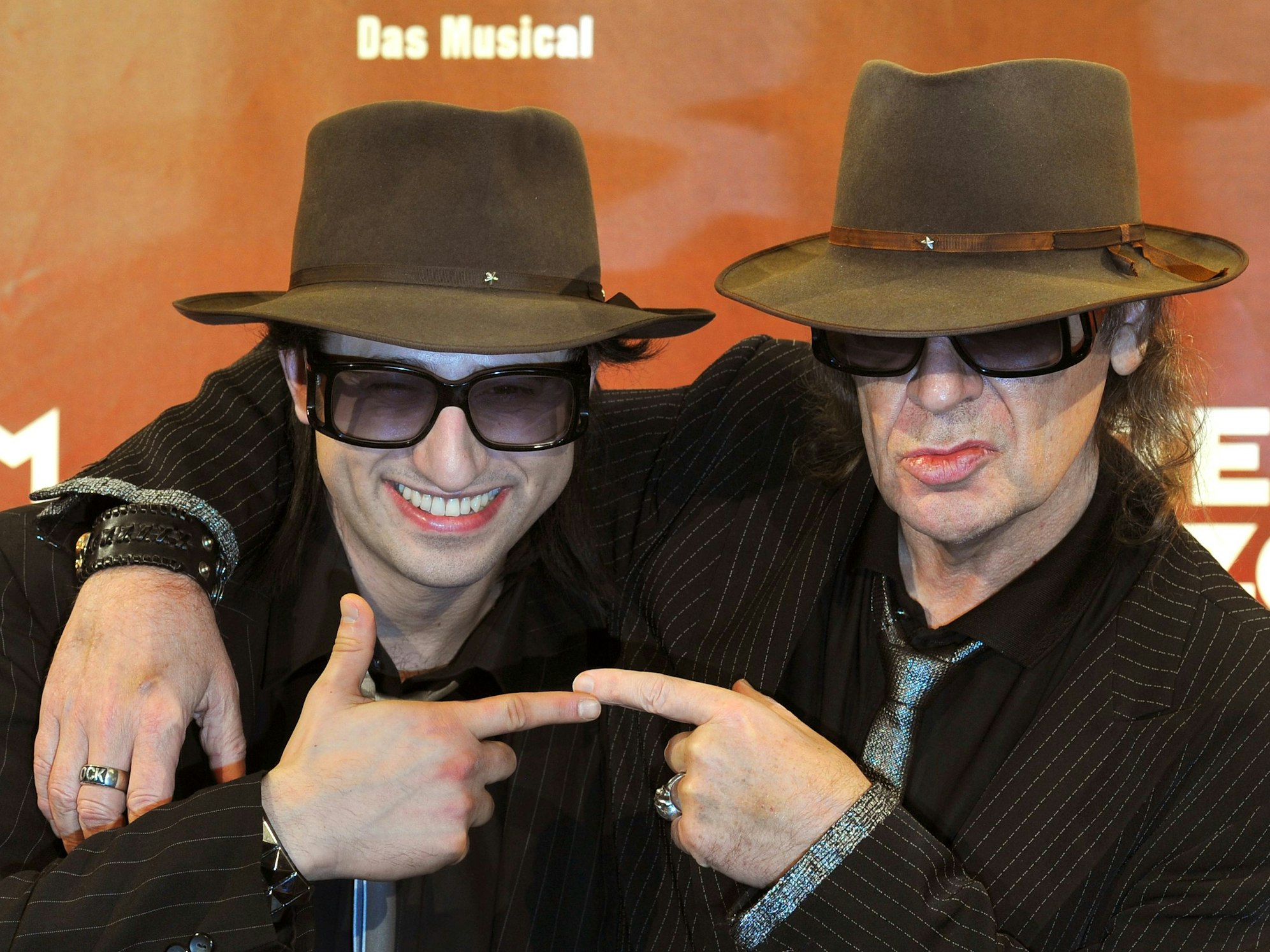 Der Musiker Udo Lindenberg (r) und der Udo-Lindenberg-Darsteller Serkan Kaya posieren am 10. November 2010 zum Probenbeginn des neuen Musicals "Hinterm Horizont".