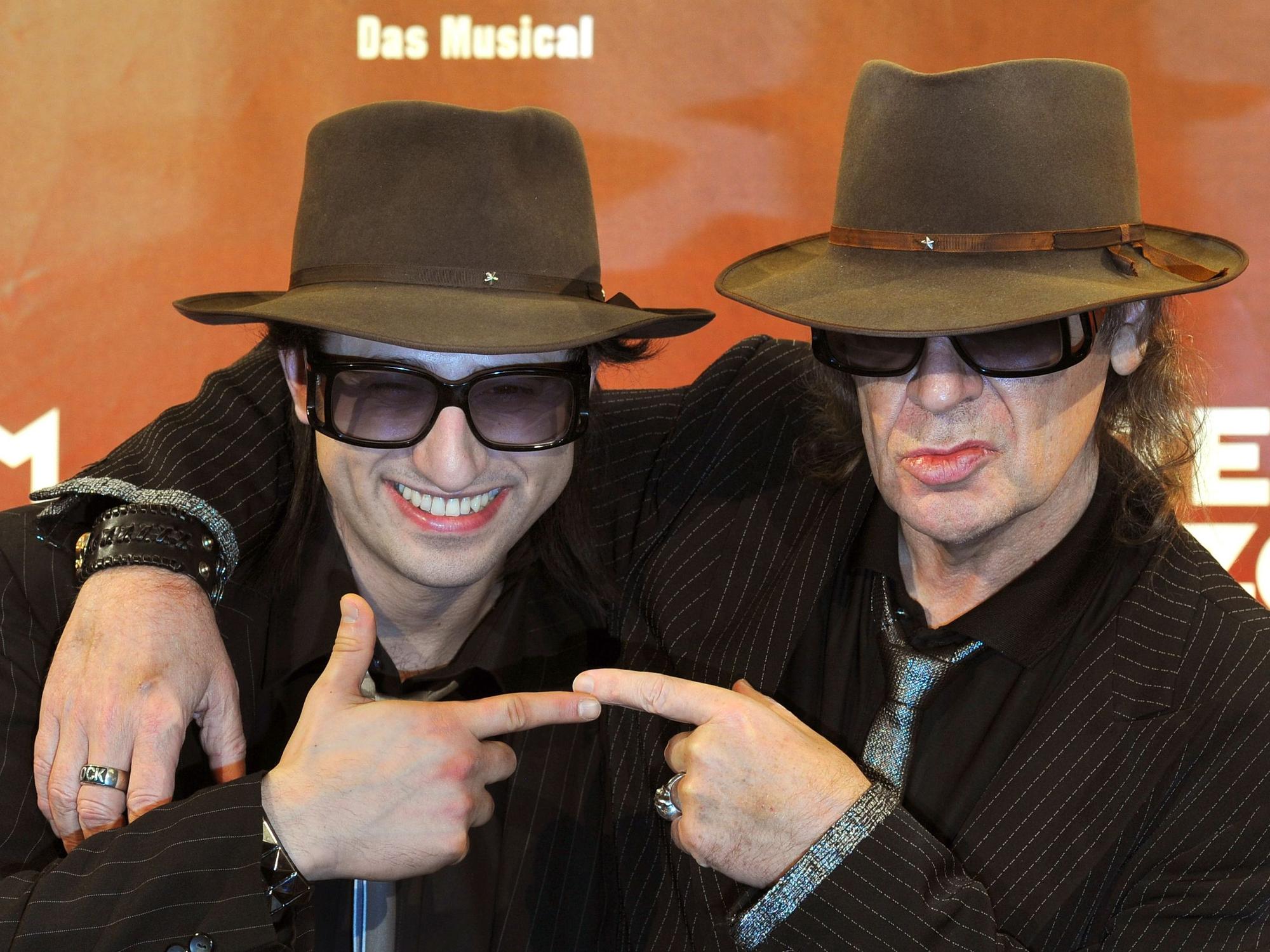 Der Musiker Udo Lindenberg (r) und der Udo-Lindenberg-Darsteller Serkan Kaya posieren am 10. November 2010 zum Probenbeginn des neuen Musicals "Hinterm Horizont".