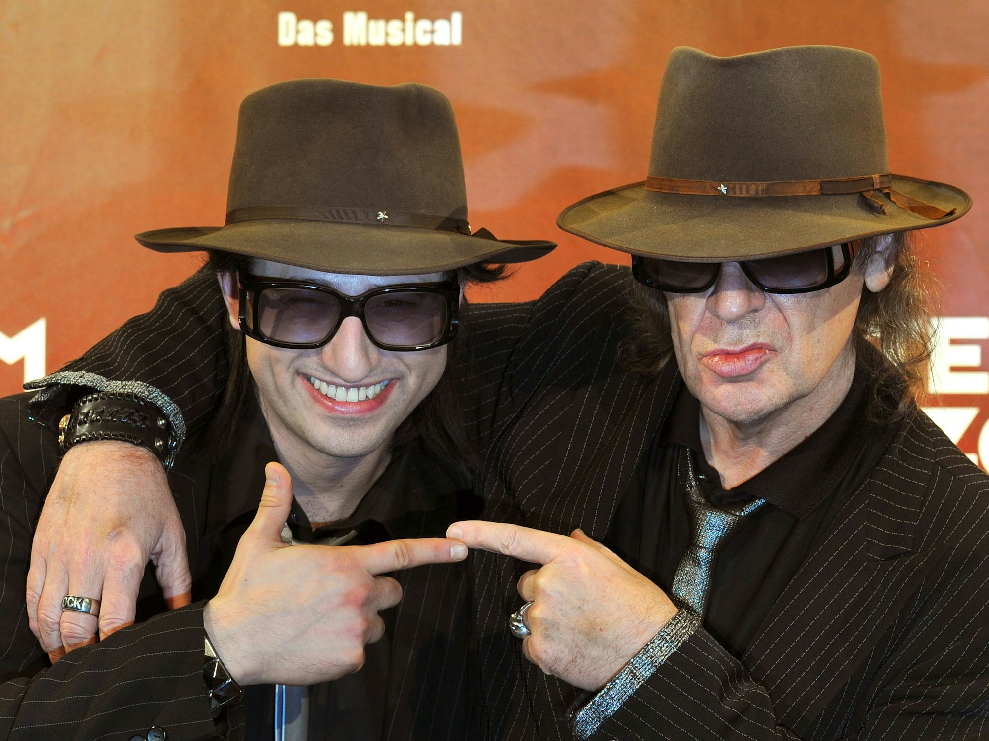 Der Musiker Udo Lindenberg (r) und der Udo-Lindenberg-Darsteller Serkan Kaya posieren am 10. November 2010 zum Probenbeginn des neuen Musicals "Hinterm Horizont".