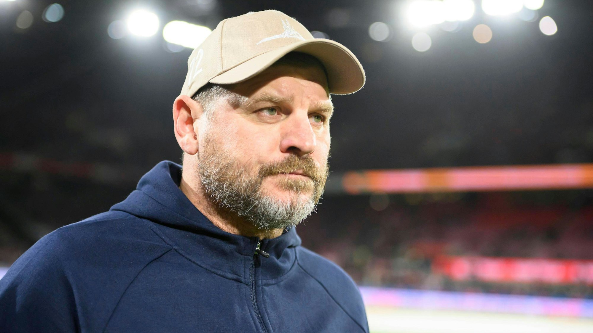 Steffen Baumgart geht vor einem Spiel des 1. FC Köln ins Stadion.