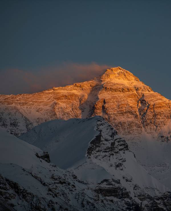 Der Gipfel des Berges Qomolangma, auch als Mount Everest bekannt, ist bei Sonnenuntergang zu sehen.