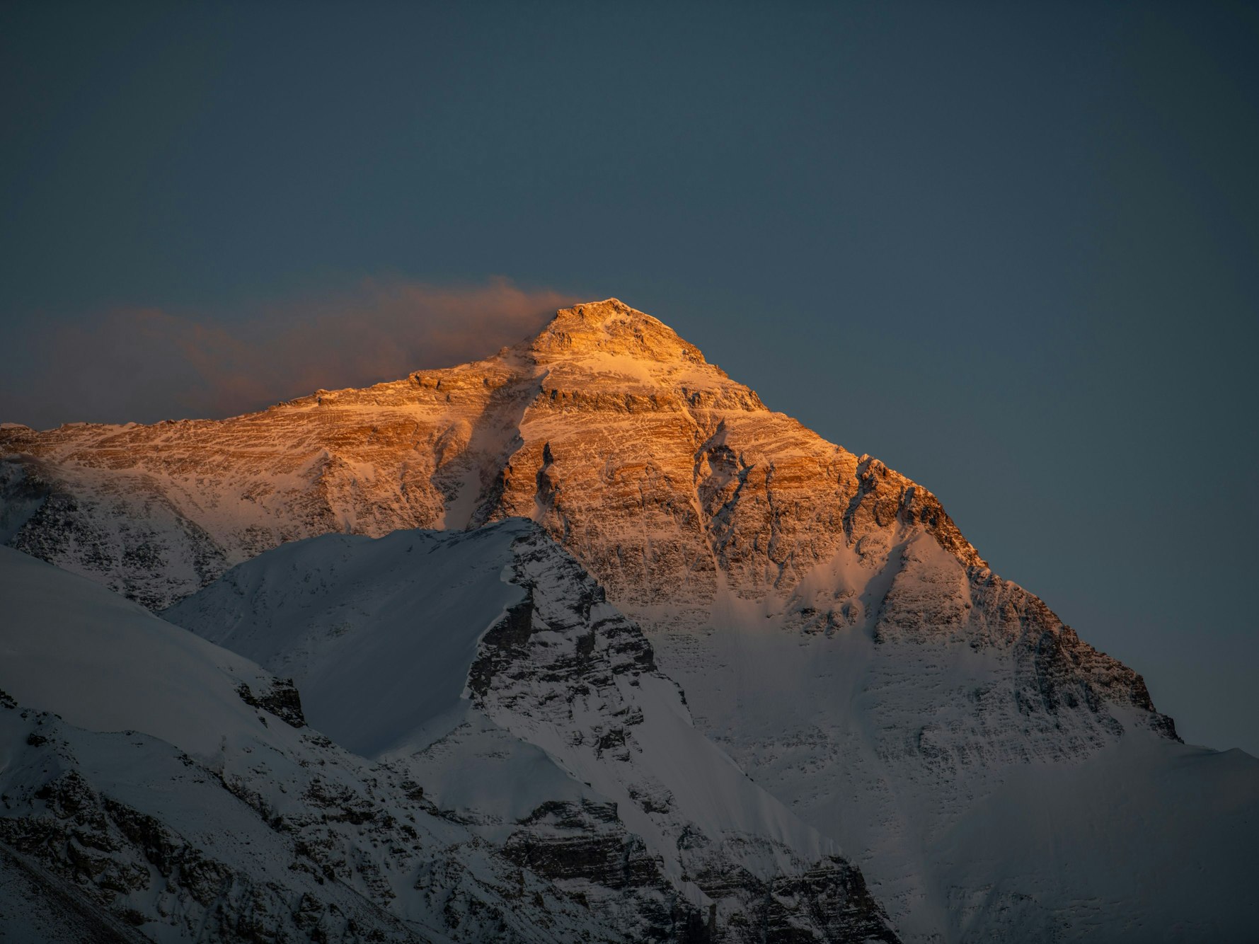 Der Gipfel des Berges Qomolangma, auch als Mount Everest bekannt, ist bei Sonnenuntergang zu sehen.