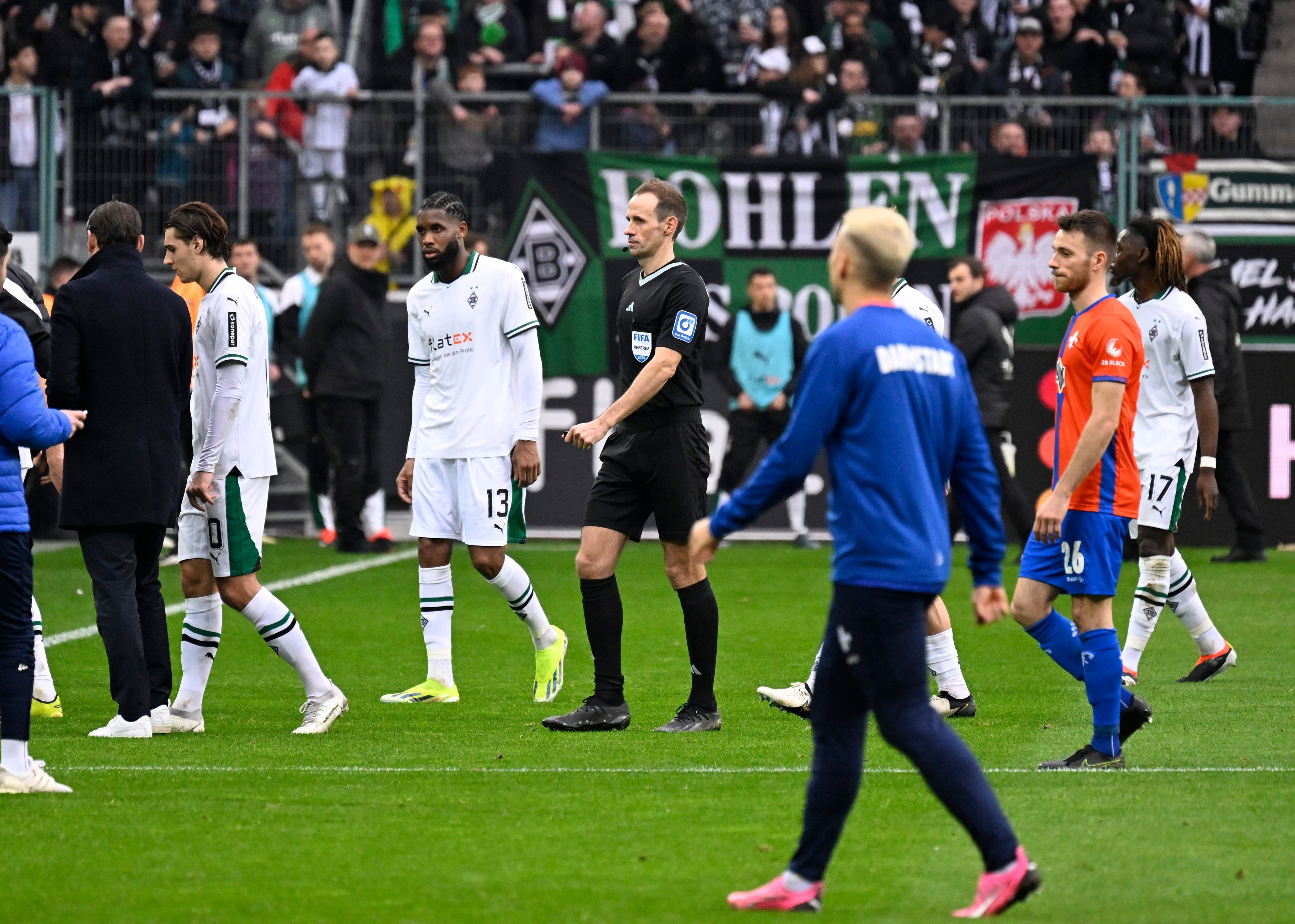 Borussia Mönchengladbach – Darmstadt: Schiedsrichter Sascha Stegemann unterbricht wegen Fanprotesten das Spiel.