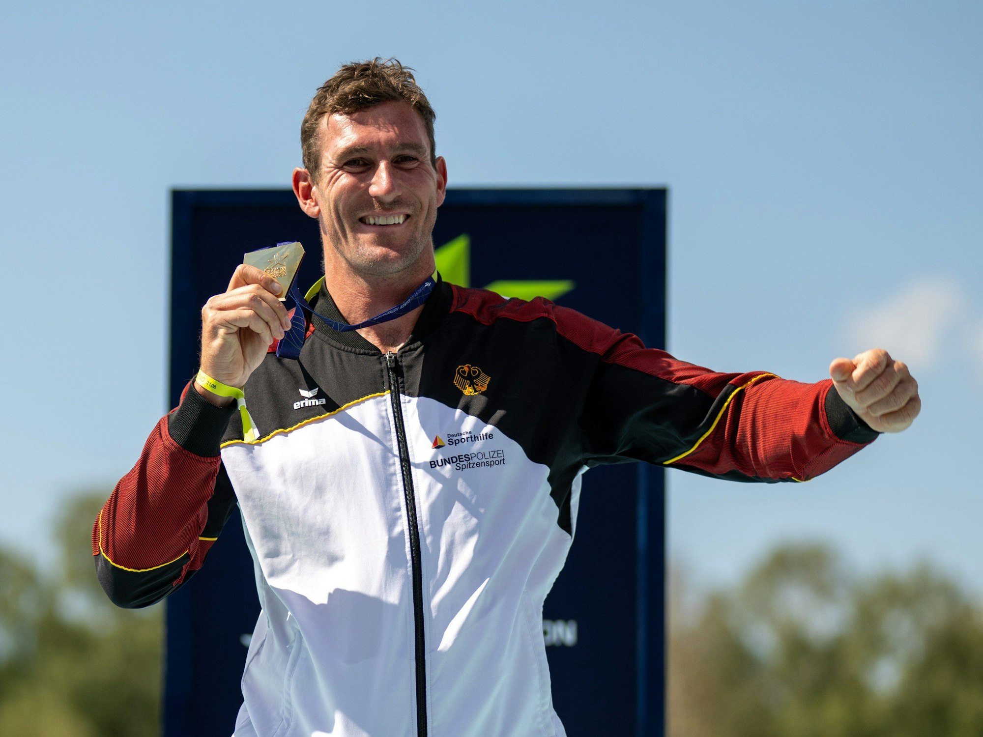 Sebastian Brendel aus Deutschland freut sich bei der Siegerehrung über die Goldmedaille.