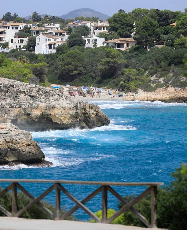 Cala Mendia an einem Tag mit Wellen.