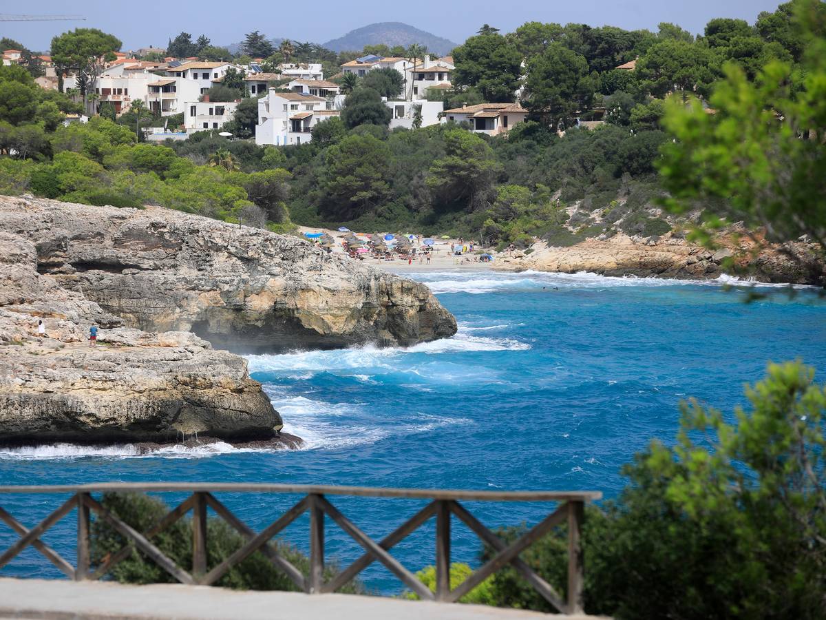 Cala Mendia an einem Tag mit Wellen.