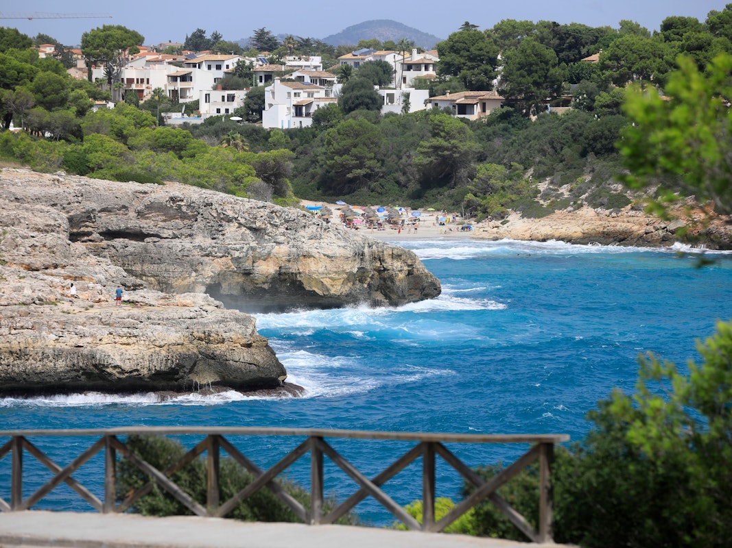 Cala Mendia an einem Tag mit Wellen.