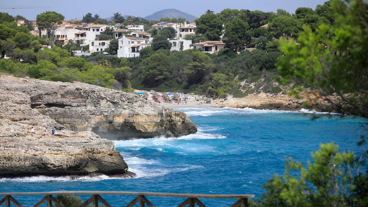 Cala Mendia an einem Tag mit Wellen.