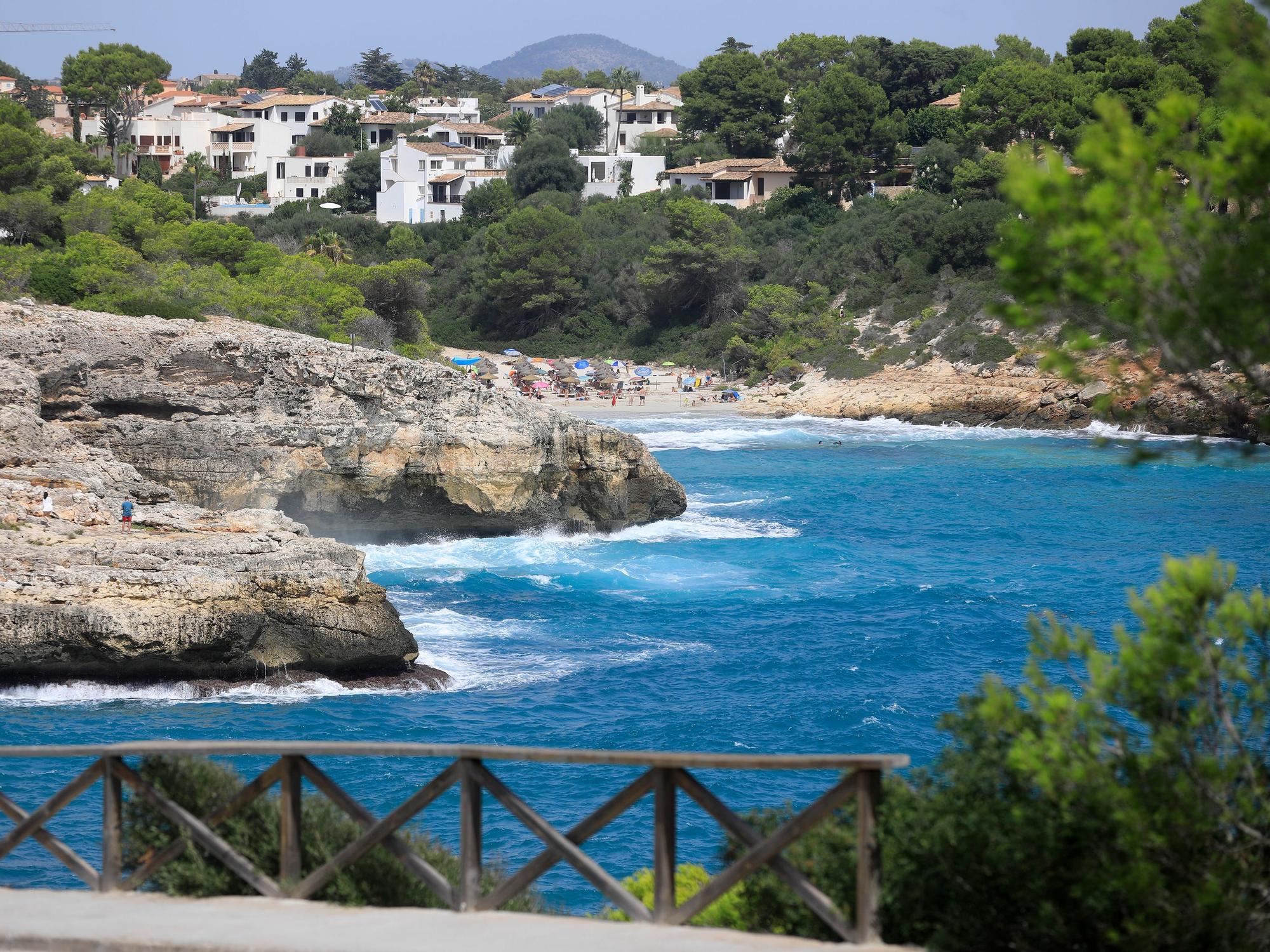 Cala Mendia an einem Tag mit Wellen.