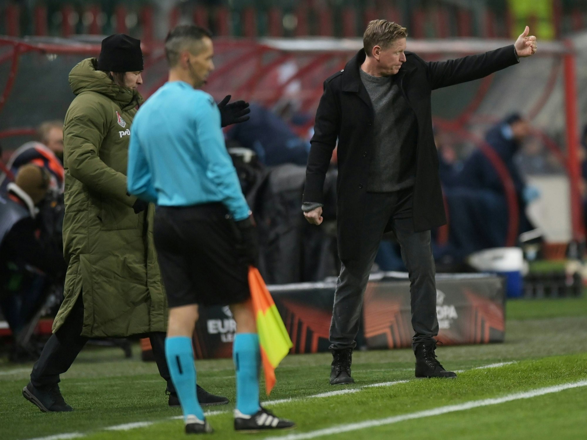 Markus Gisdol gestikuliert.