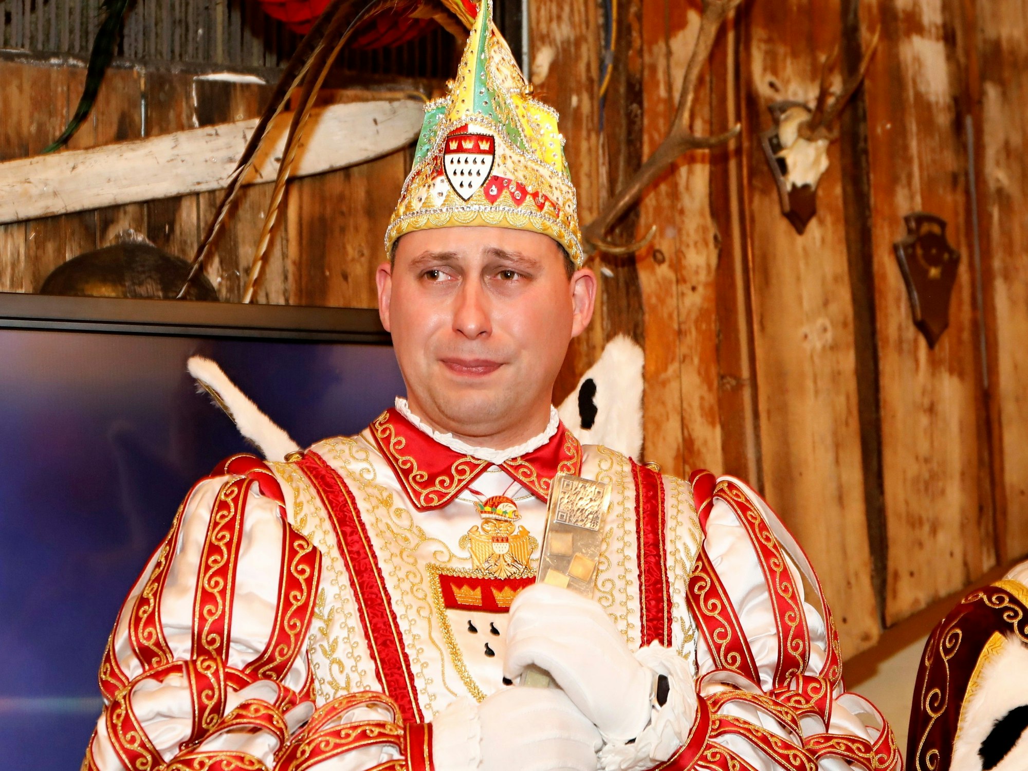 Prinz Sascha I. weint bei der Verabschiedung.