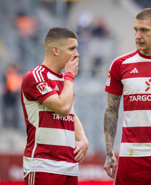 Die Düsseldorfer Profis Christos Tzolis und Jordy de Wijs stehten im Spiel gegen die SV Elversberg nebeneinander auf dem Platz.