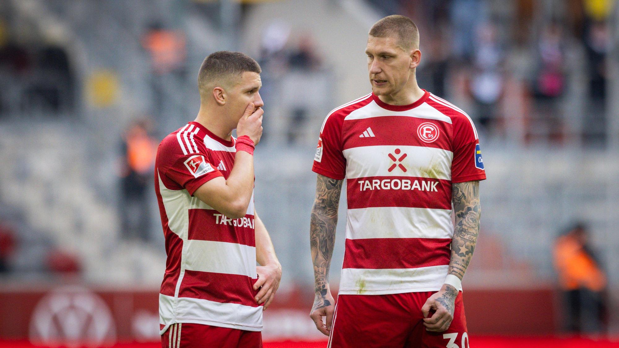 Die Düsseldorfer Profis Christos Tzolis und Jordy de Wijs stehten im Spiel gegen die SV Elversberg nebeneinander auf dem Platz.