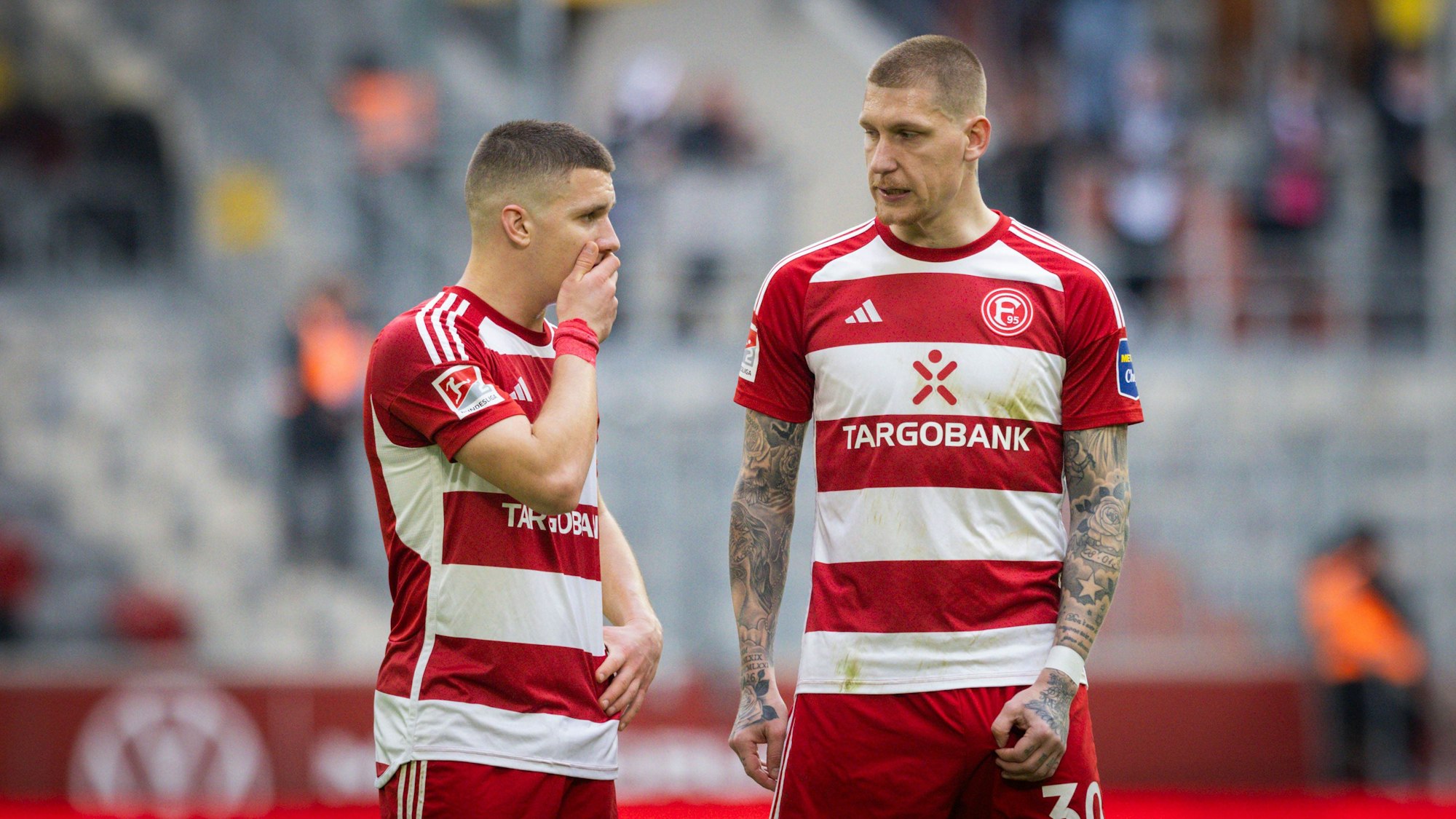 Die Düsseldorfer Profis Christos Tzolis und Jordy de Wijs stehten im Spiel gegen die SV Elversberg nebeneinander auf dem Platz.