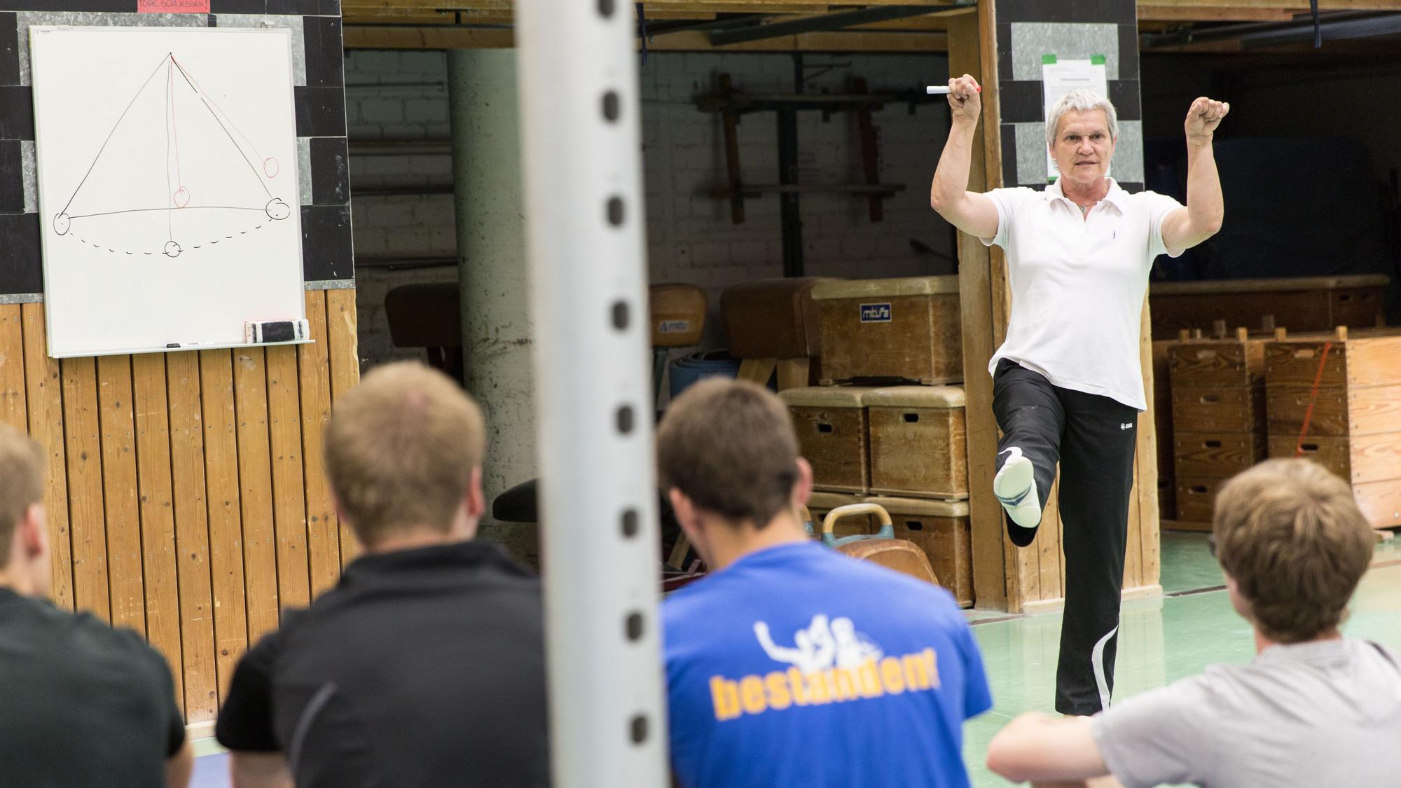 Hedwig Richter bei der Arbeit als Turndozentin an der Sporthochschule Köln.