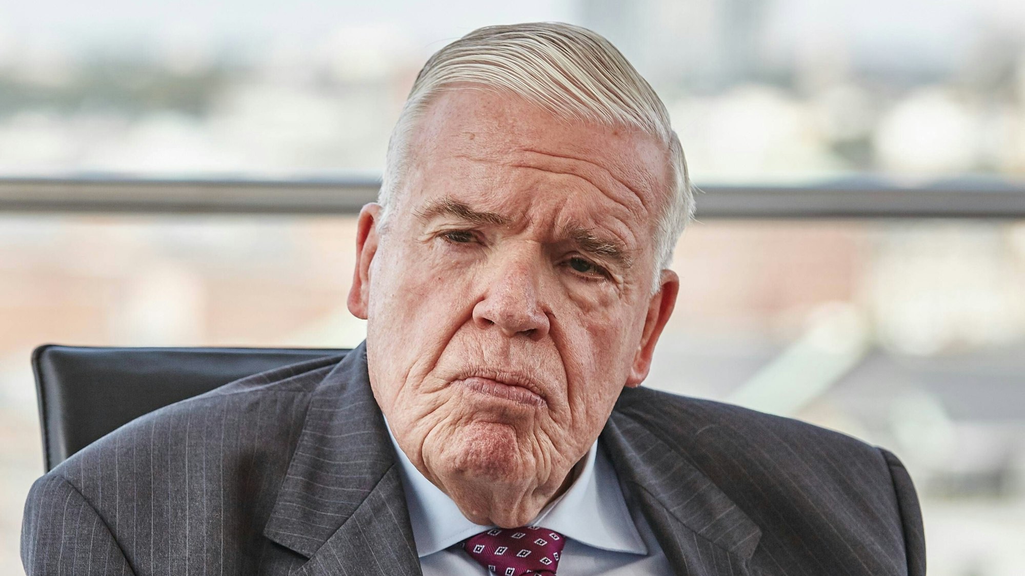 Klaus-Michael Kühne im Anzug.