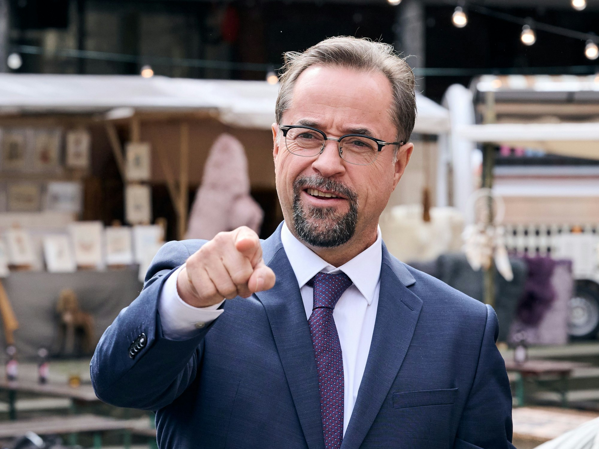 Hauptdarsteller Jan Josef Liefers als Rechtsmediziner Karl-Friedrich Boerne gestikuliert am Set vom «Tatort Münster - MagicMom».