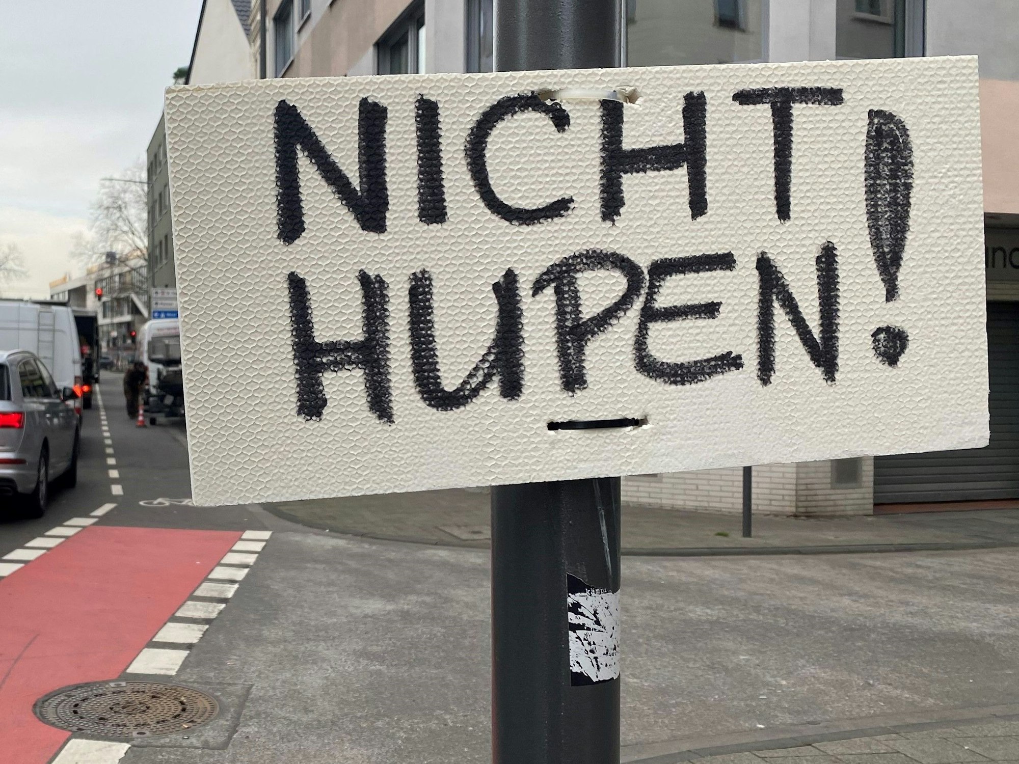 Auf einem Schild an der Vogelsanger Straße steht „Nicht Hupen!“
